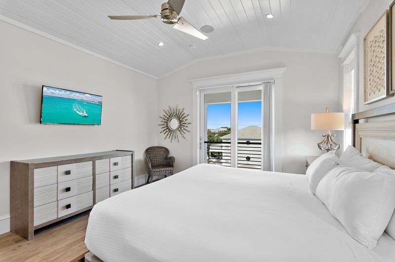 Bedroom 7 (Third Floor): King Bed with Private Bathroom, Shower and Tub