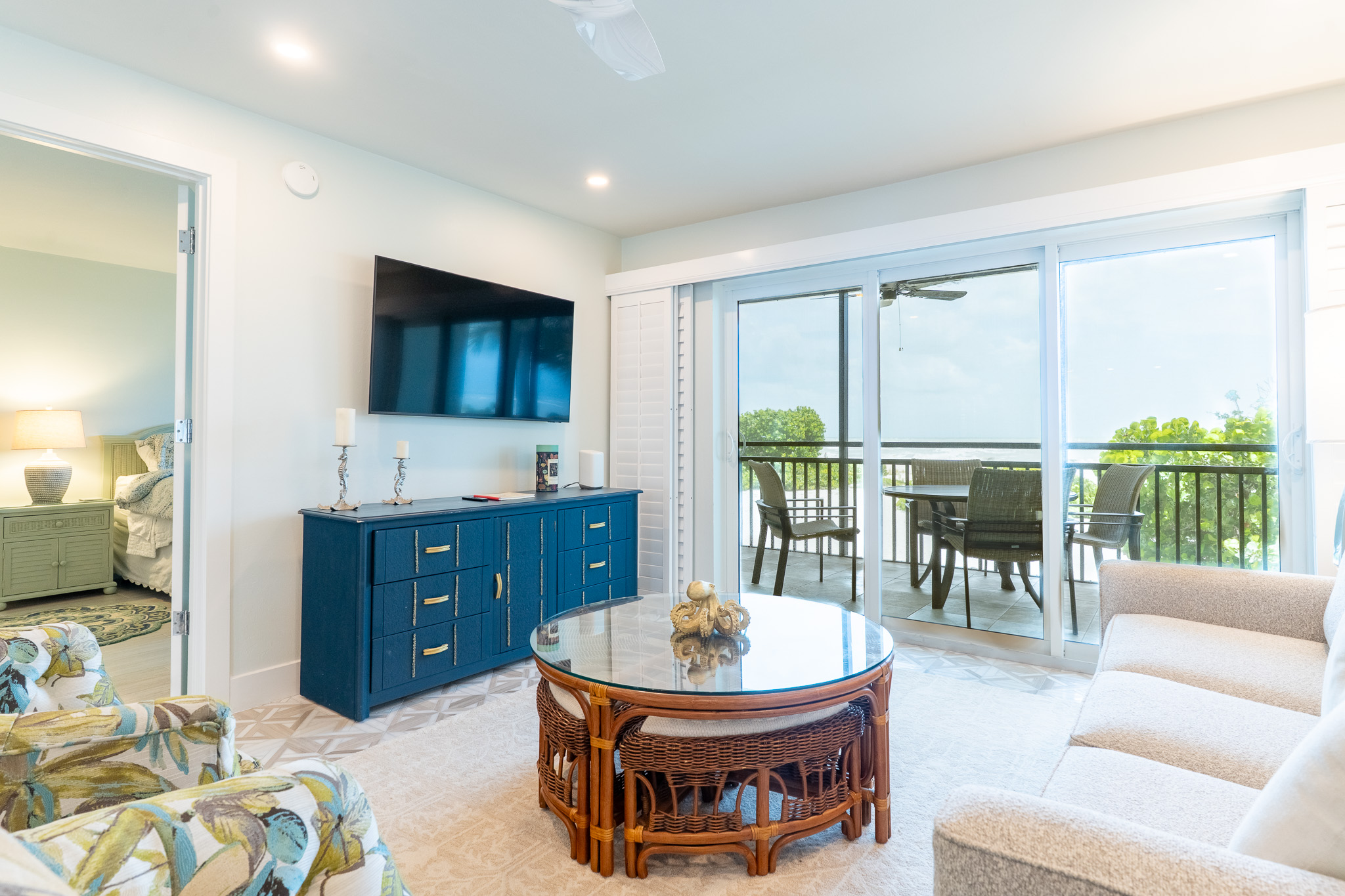 Living Room w/ Pullout Couch