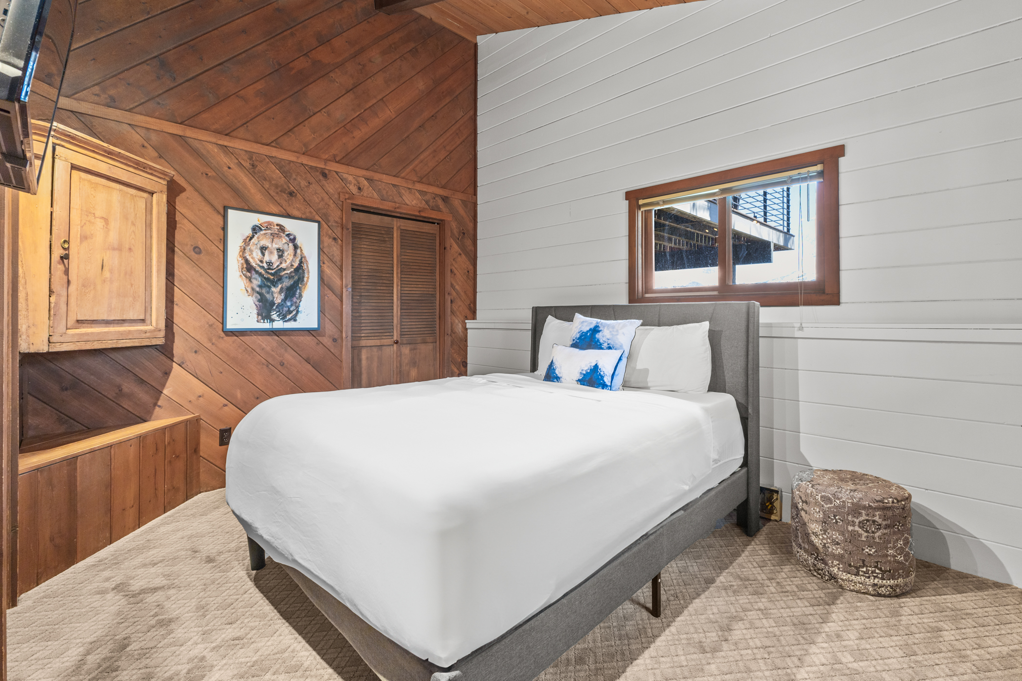 Lower Level Ensuite Bedroom 3 | Queensize Bed