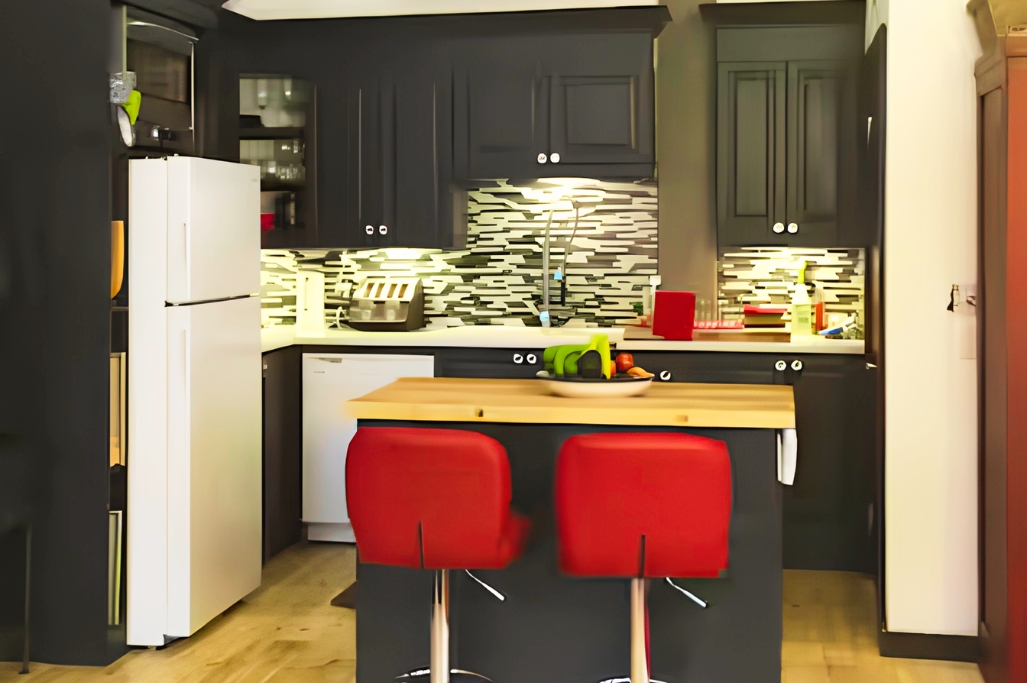 Fully equipped kitchen to prepare a gourmet meal in style.