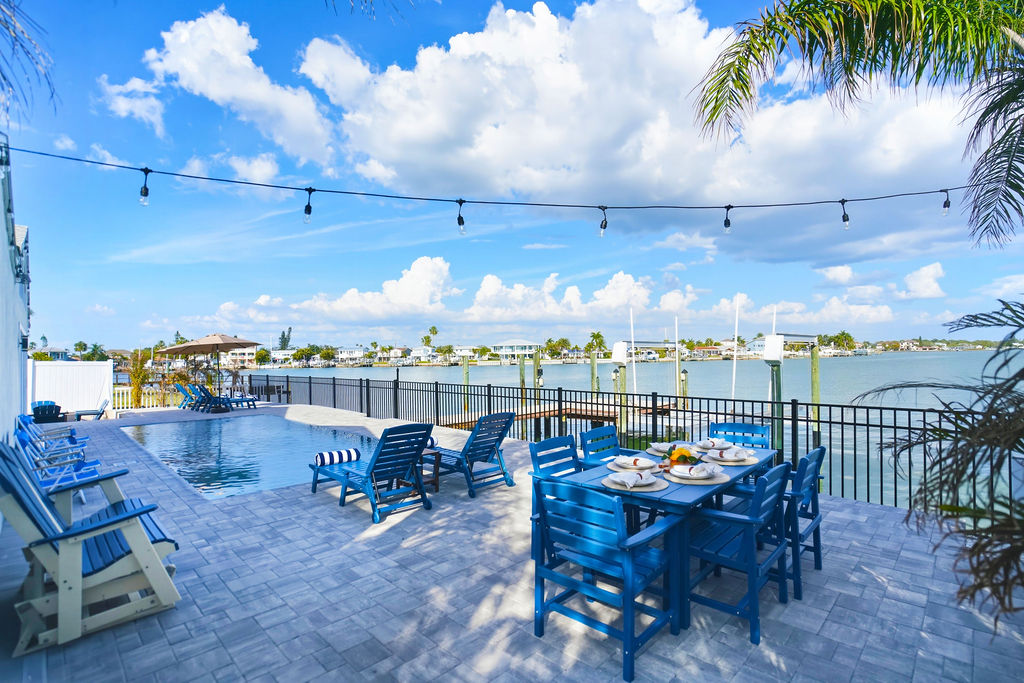 The perfect waterfront hangout at The Yacht Club features dockside dining.