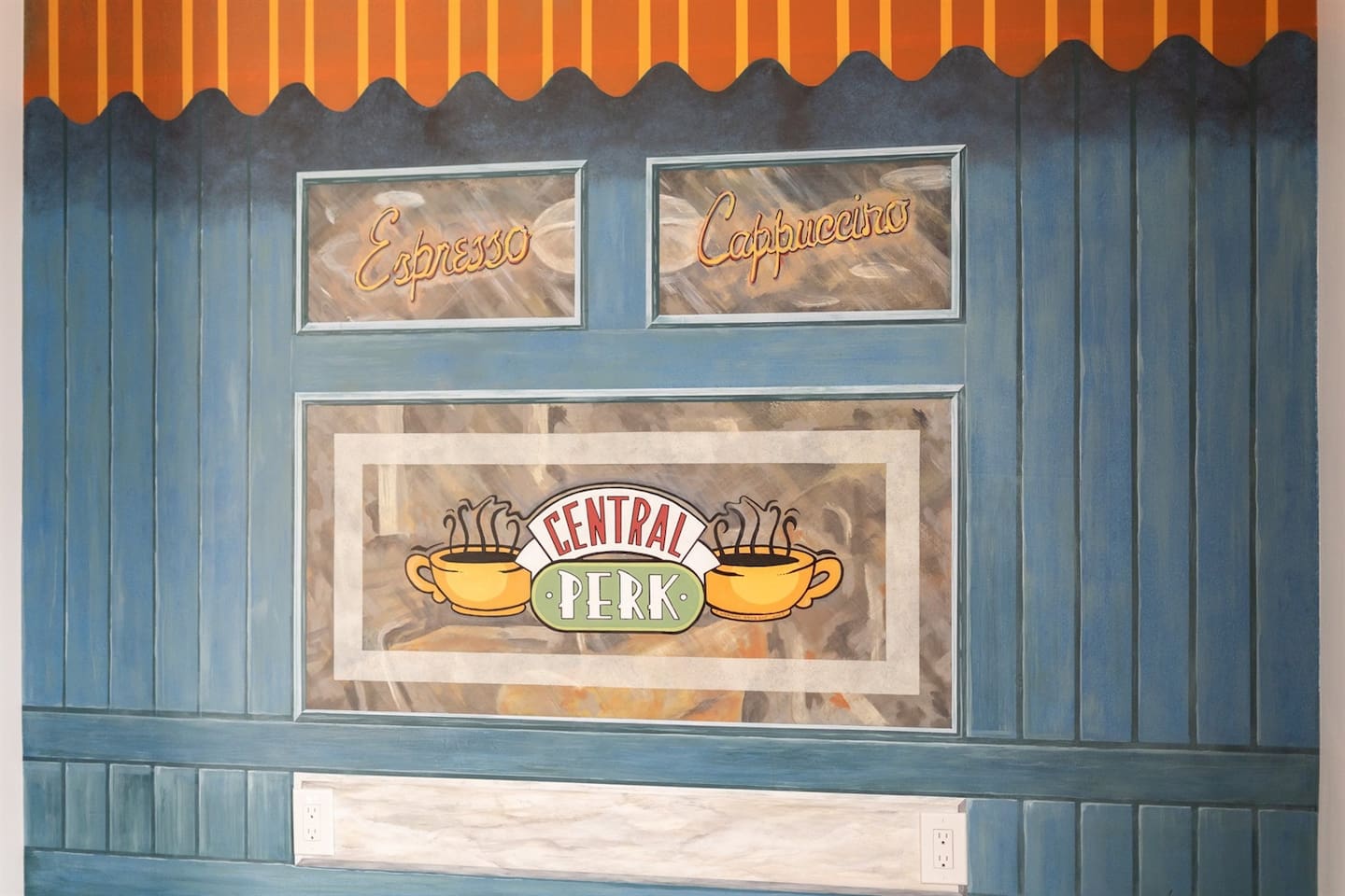 Step into a ‘Central Perk’-inspired coffee area with comfy seating and a coffee machine. The perfect spot for coffee lovers and fans of a cozy café vibe!