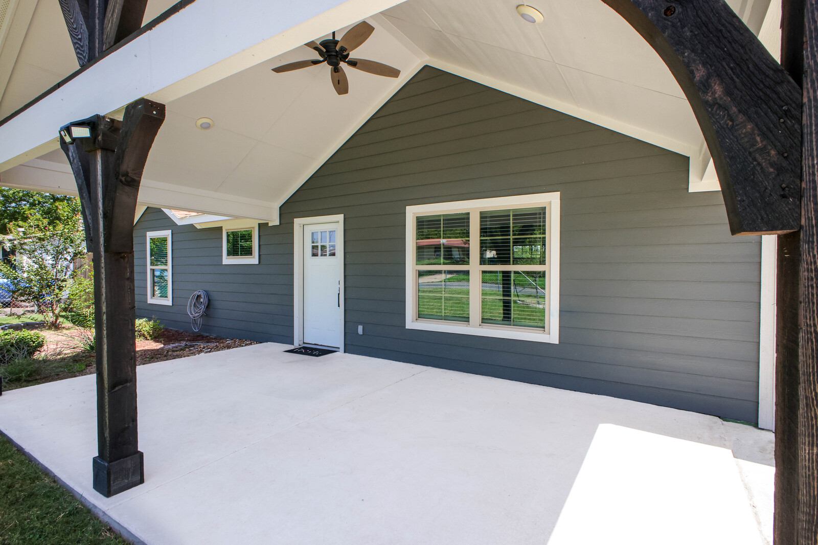 Beautiful Blue Haus w/ Private Patio, Office Desk 2