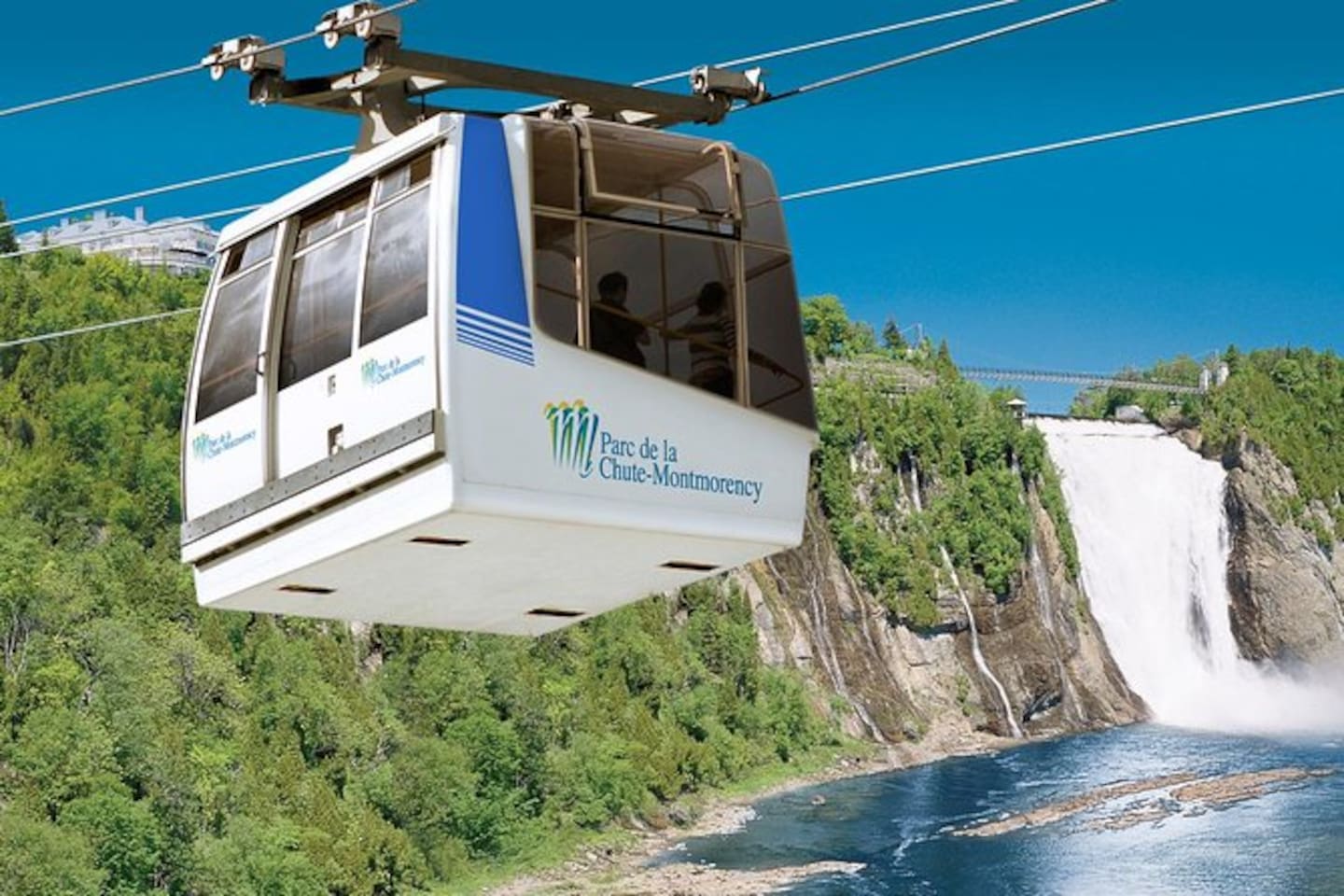 Téléférique avec vue panoramique sur la chute Montmorency et le Fleuve Saint-Laurent !