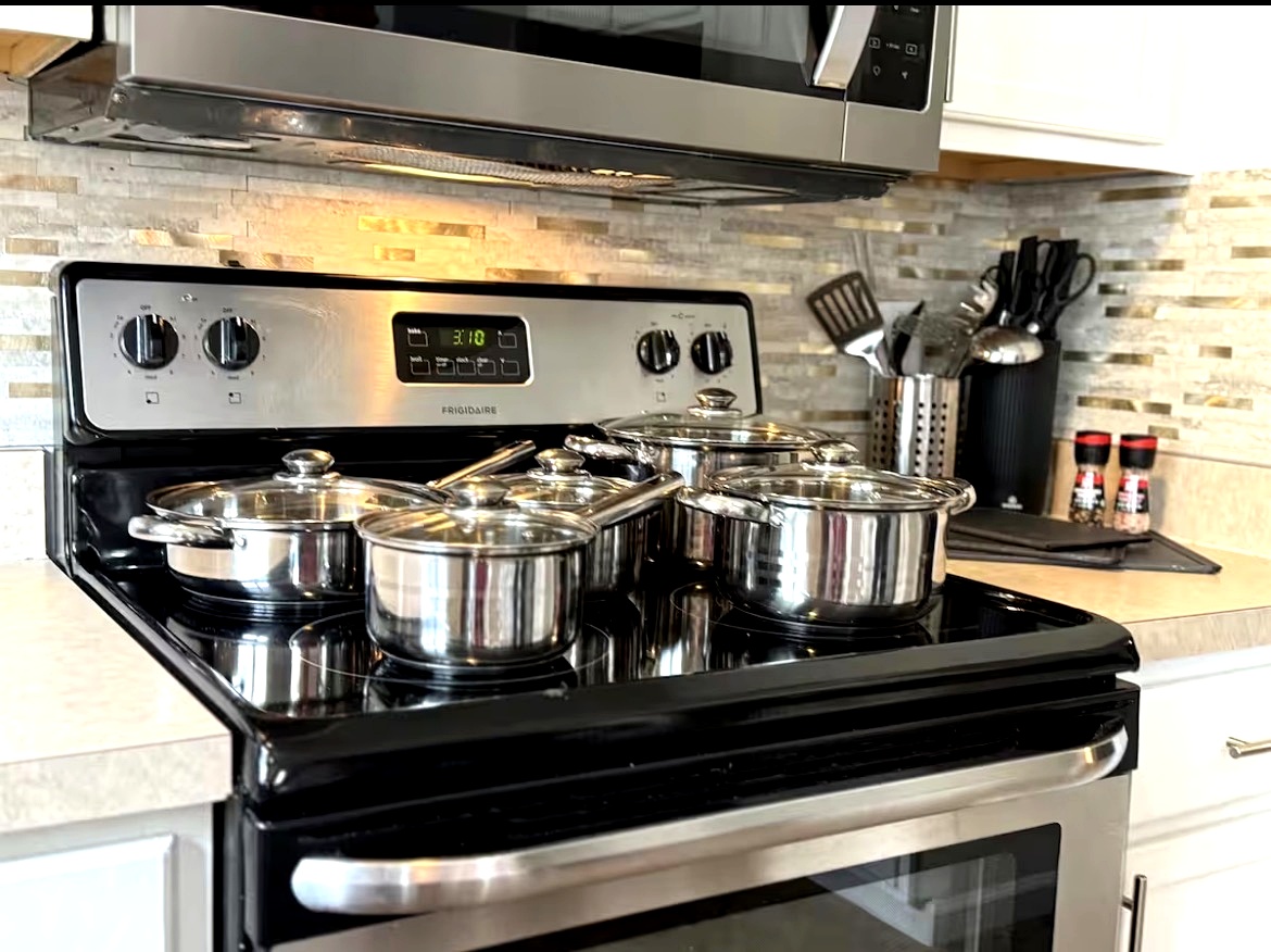 🏡 Enjoy the convenience of a full kitchen with quality pots, pans, utensils, and all the essentials for casual or experienced cooks.