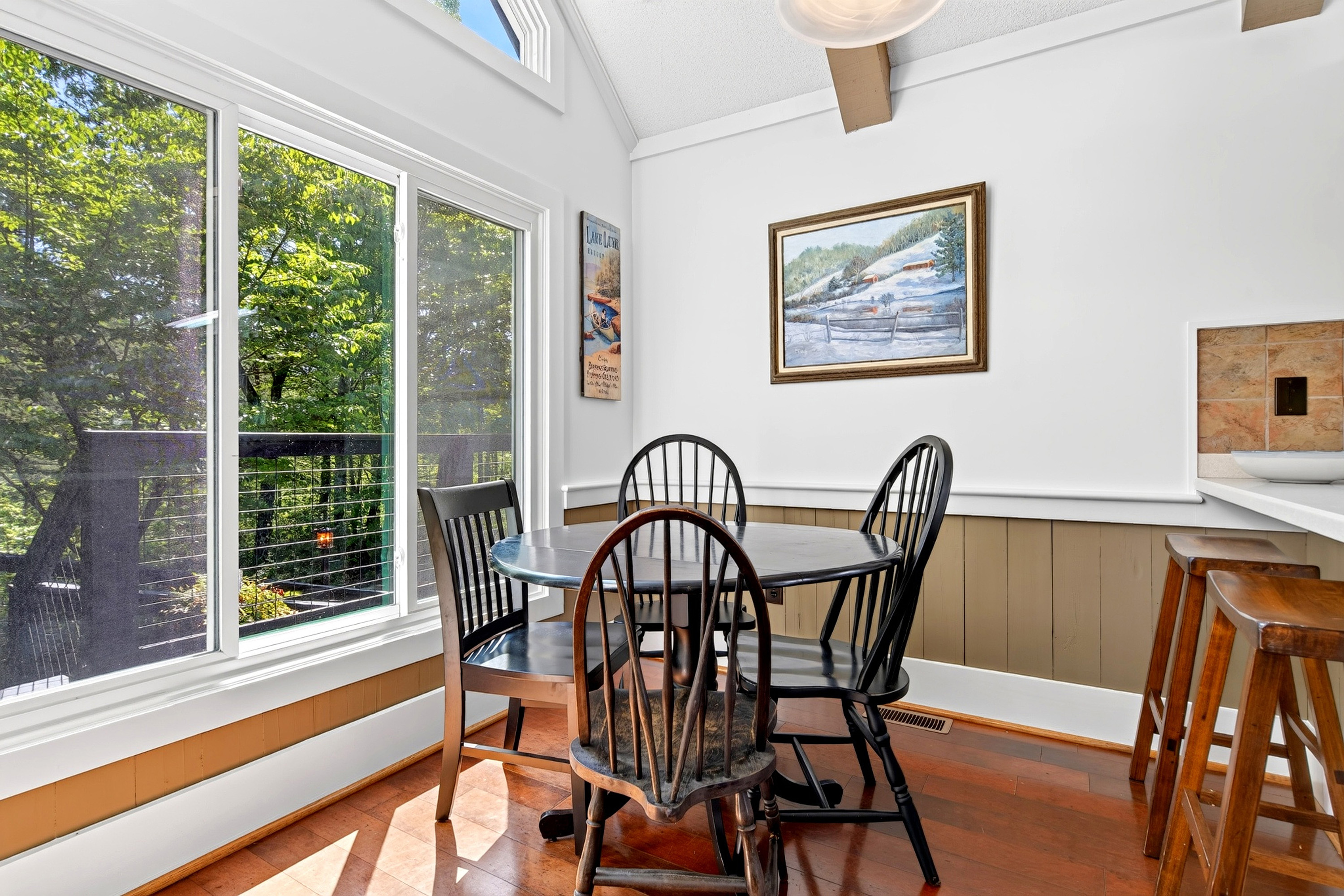 Seating for 4 in the kitchen