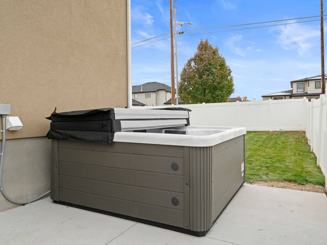 Roomy & Stylish Haven: Private Hot Tub