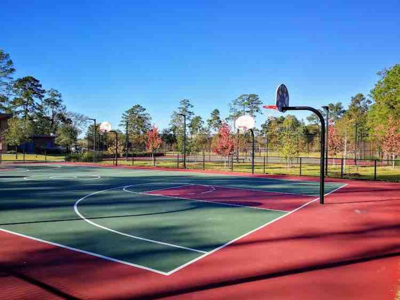 Basketball courts located in neighborhood 