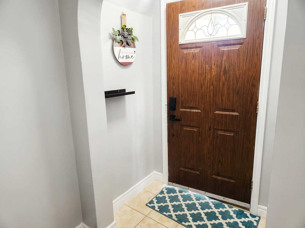 Entrance area, coat racks and key shelf. 