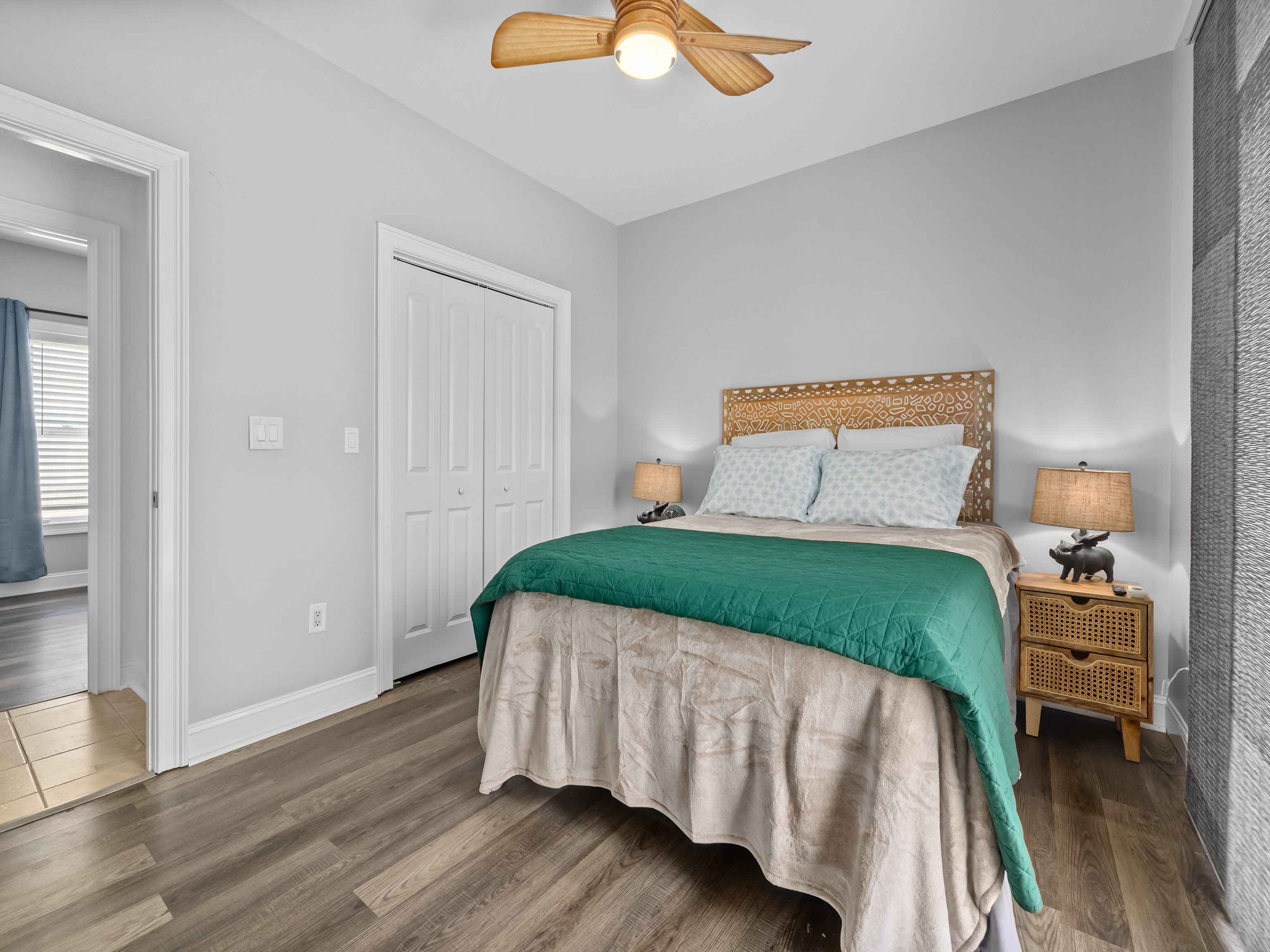 🌿 Queen Bedroom — Main Level
A cozy, beautifully styled queen bedroom offering comfort without the climb. Located on the main level for easy access, this room features a welcoming queen bed, serene décor, and a peaceful atmosphere ideal for unwinding 