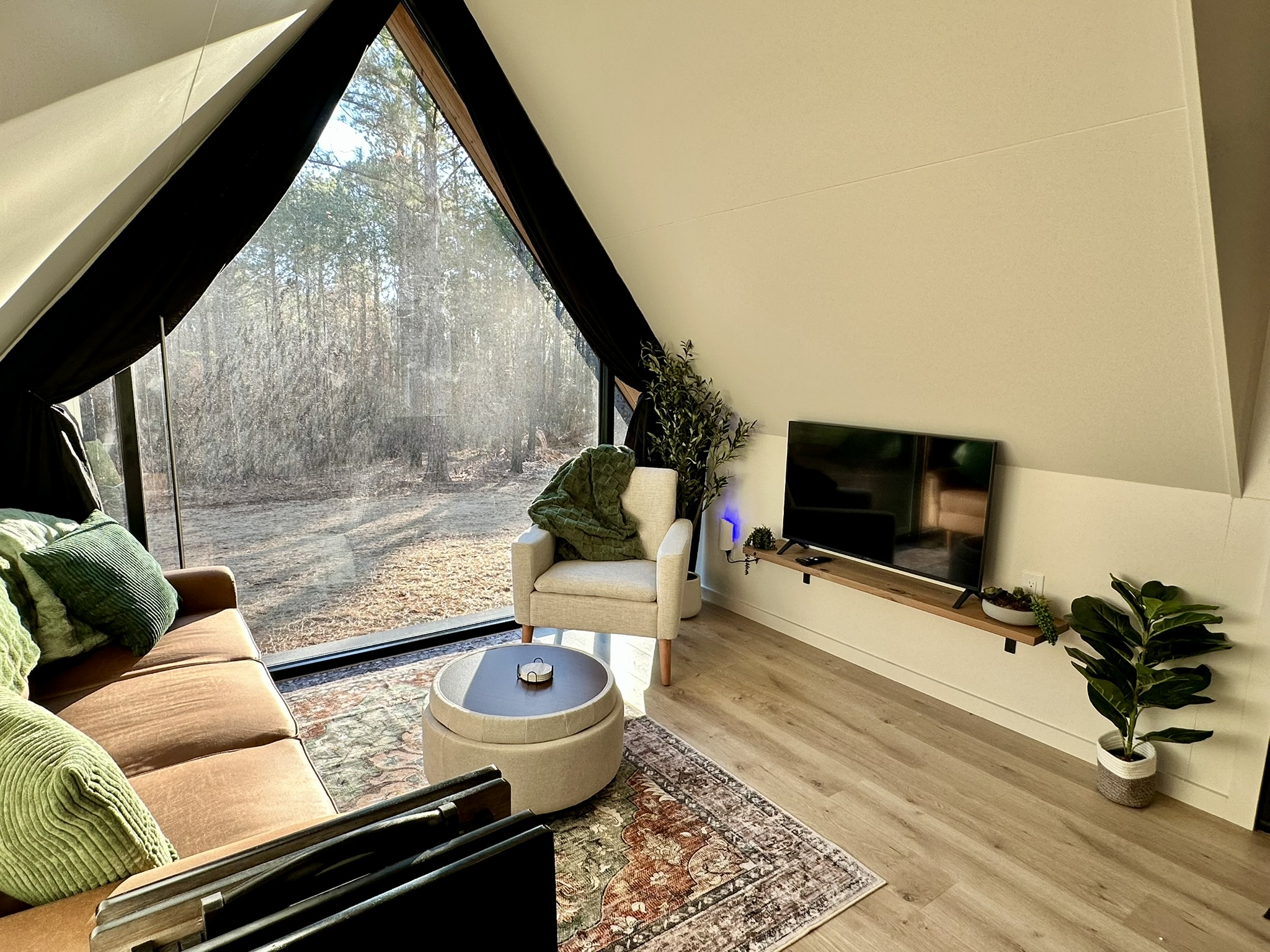 Living Room with TV and Wifi