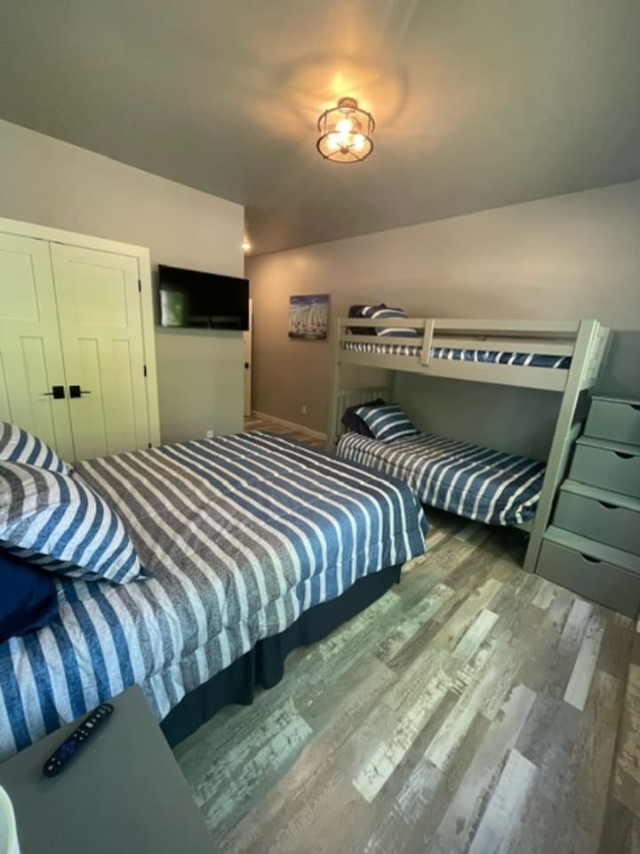 House #2 - Bedroom #4 - 1 queen bed, twin bunk, tv, and full bathroom