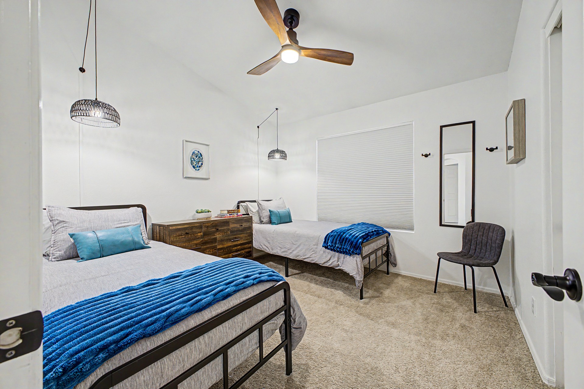 Twin XL Room: Enjoy bright views and stylish decor in this trendy upstairs twin bedroom! Children's books included