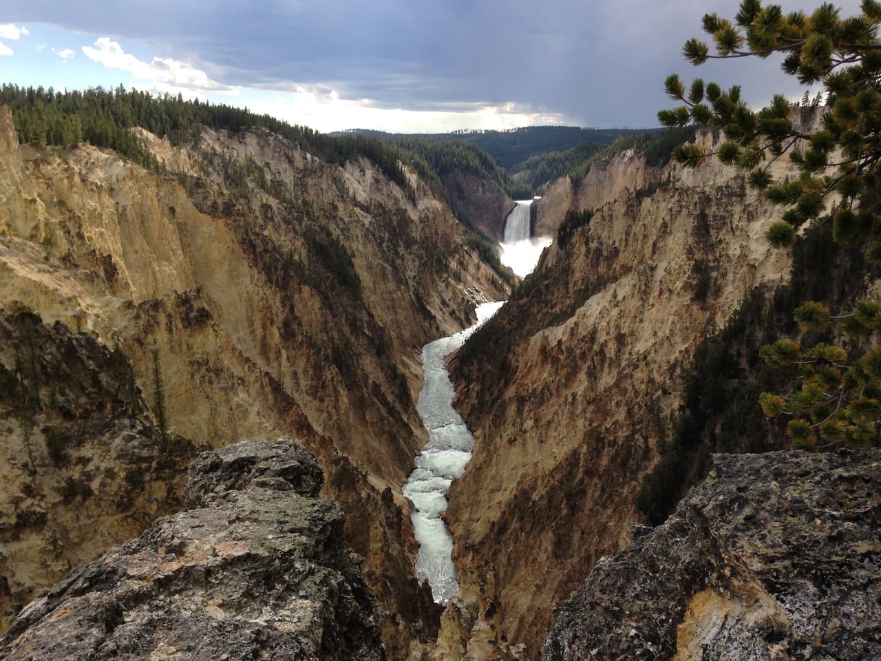 Yellowstone National Park only 30 min drive.