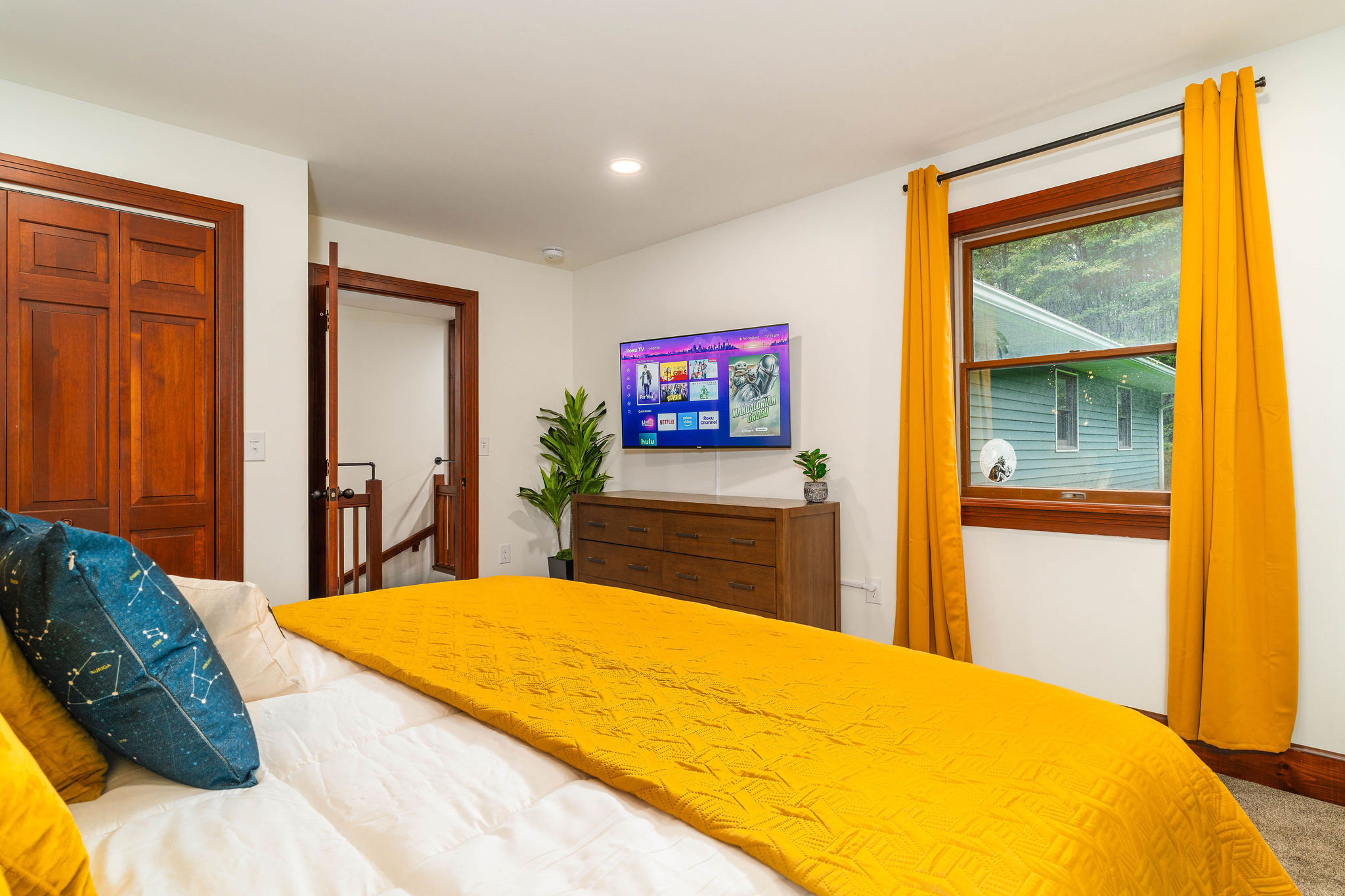 📺 Constellation Room with 55" HDTV and streaming, served by the full hall bath.