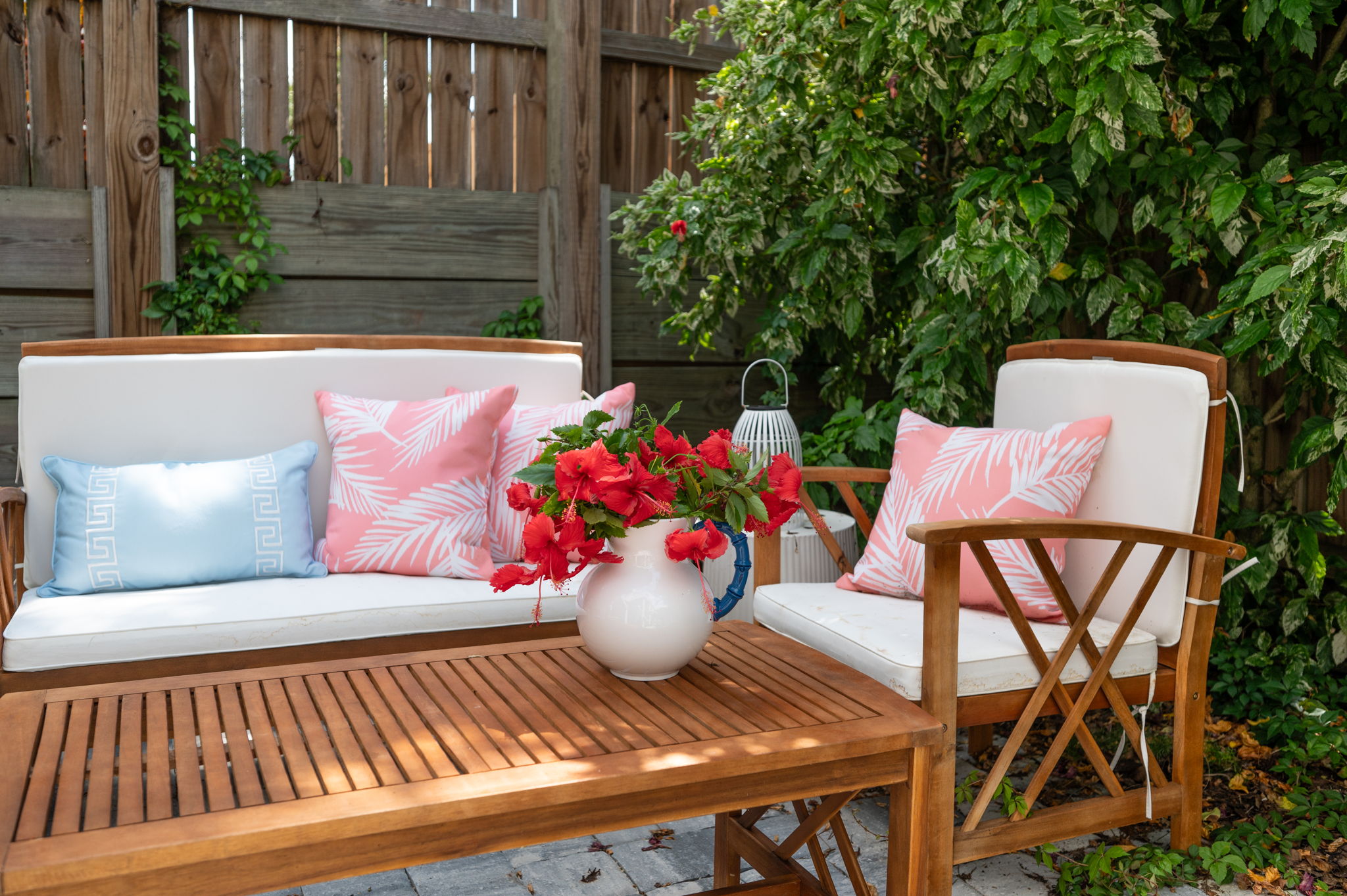 Get up close to the charm! Here’s a closer look at the backyard patio, with its beautiful pavers and inviting seating. Surrounded by lush Floridian greenery, it’s the perfect cozy nook for unwinding and enjoying the outdoors.