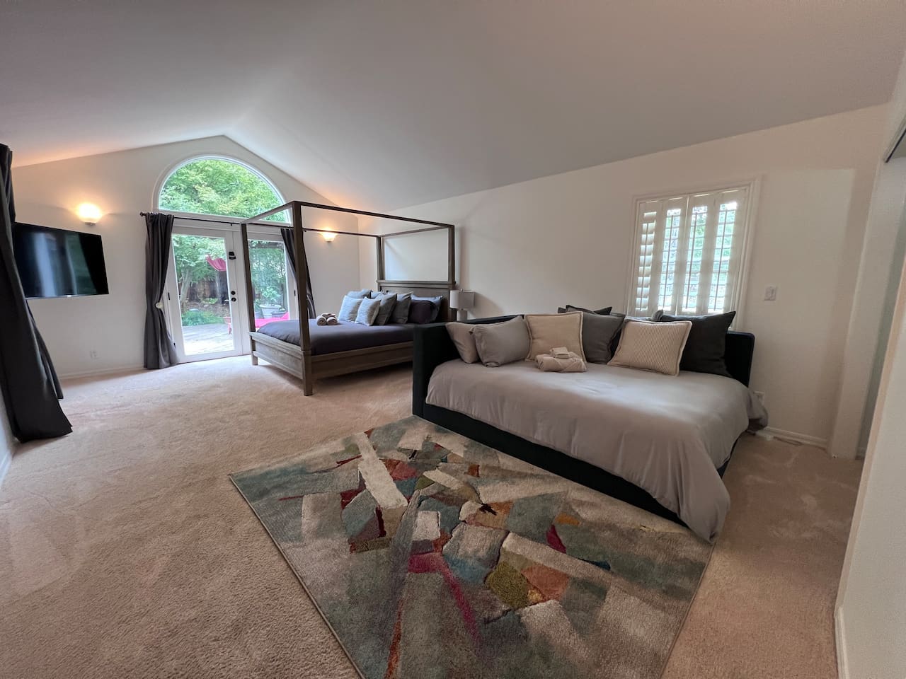 Primary Bedroom: California King bed with a Queen-sized daybed that can be used for lounging or sleeping. Private connected bathroom (en suite).Desk alcove with office chair. 55" 4K TV. Large walk-in closet.