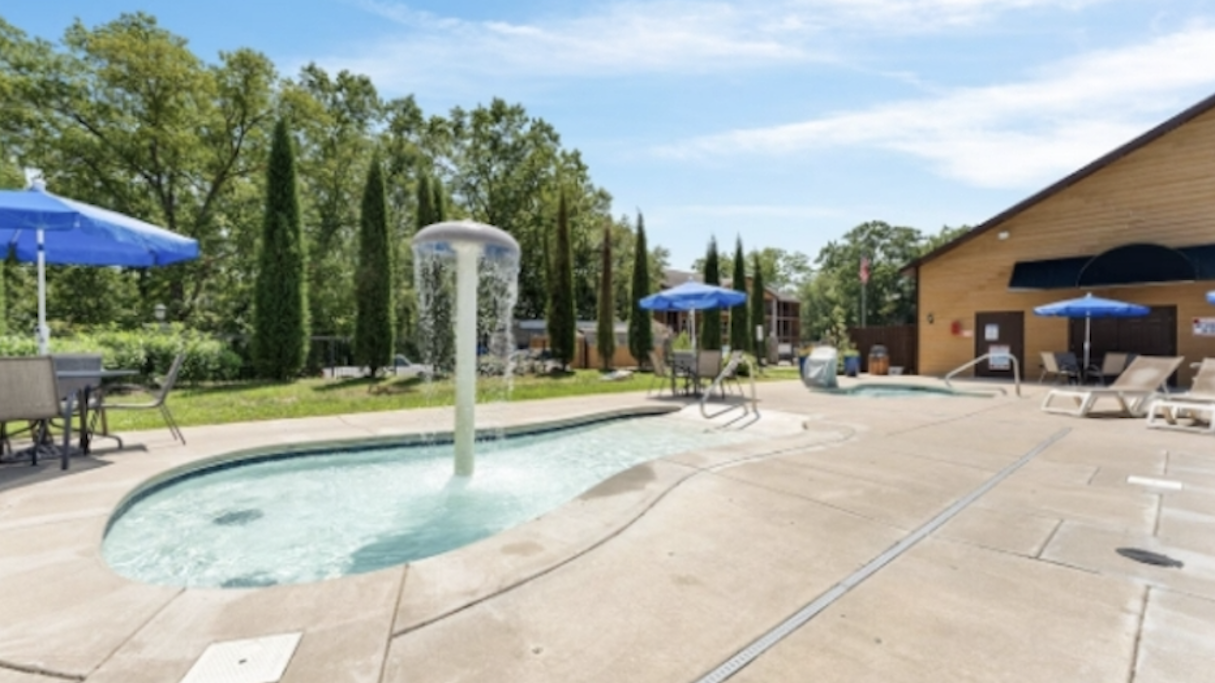 Splash pad for the kids and a community hot tub.