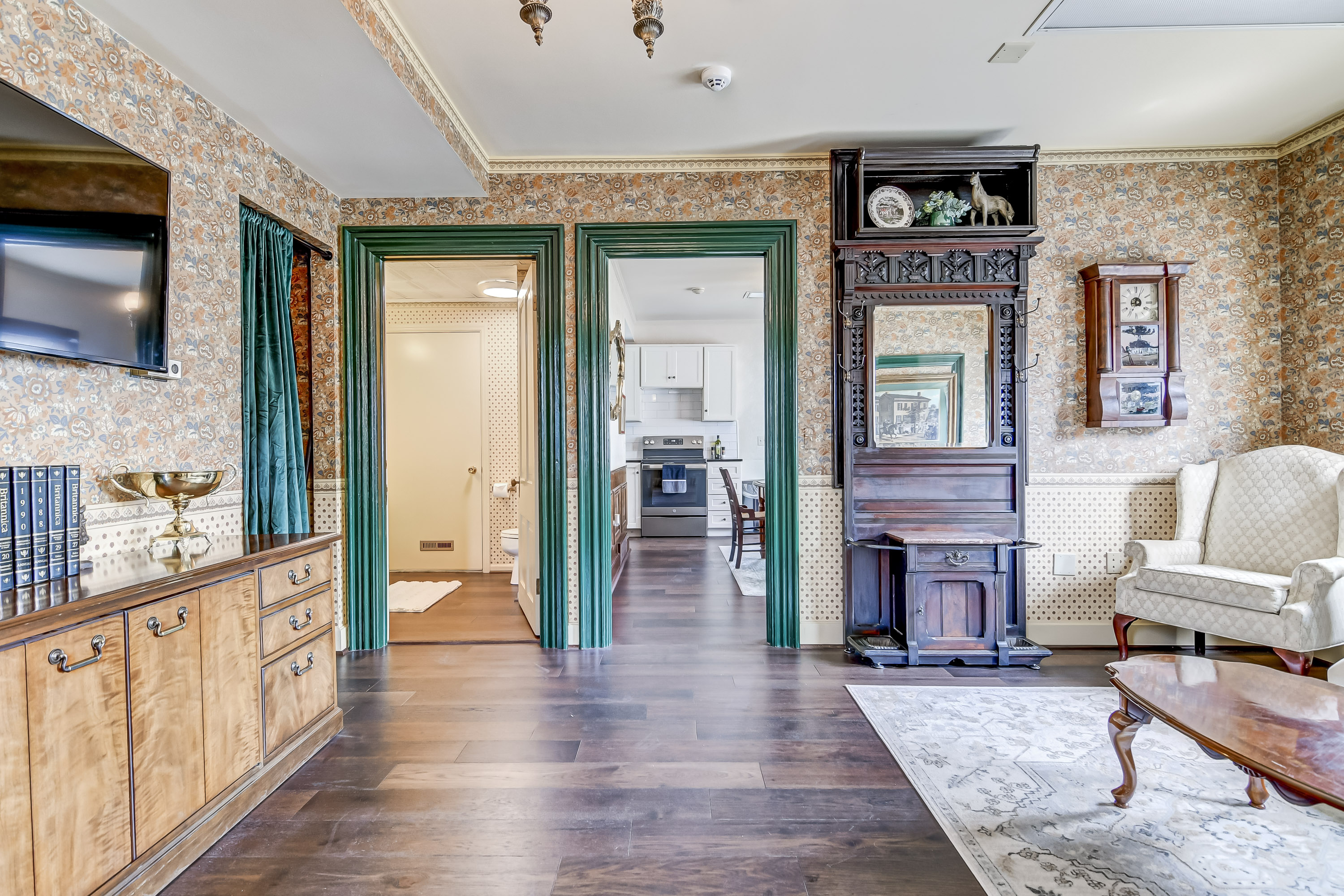 The Bressmer Carriage House - Living Room