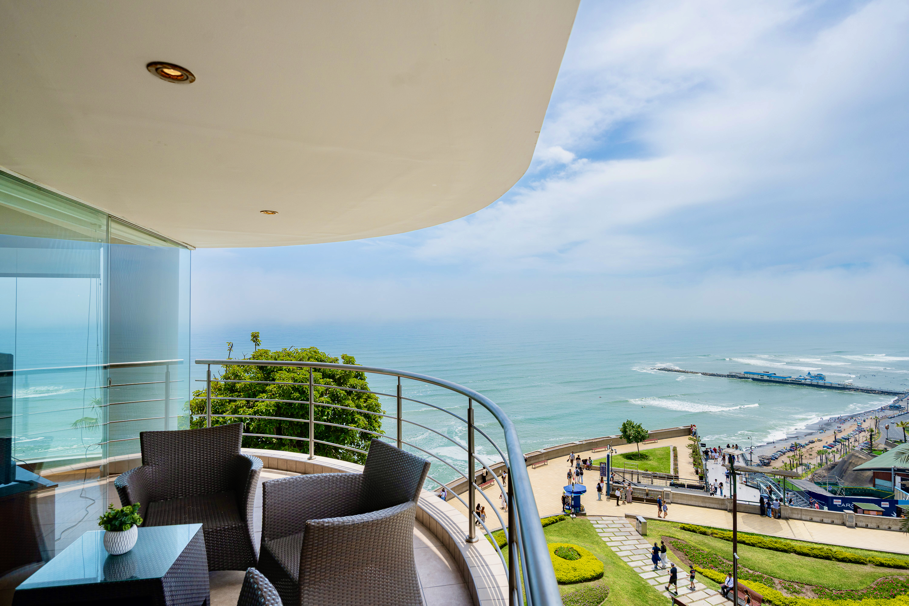 Panoramic Ocean Views: A stunning architectural layout where the wrap-around curved balcony meets expansive glass walls for an immersive Pacific experience