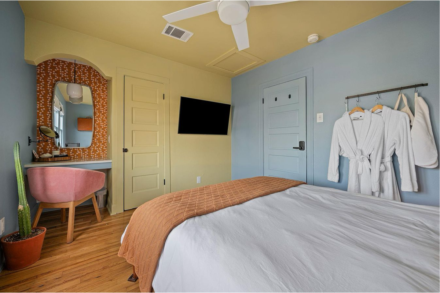 Bedroom 1 - Queen Bed