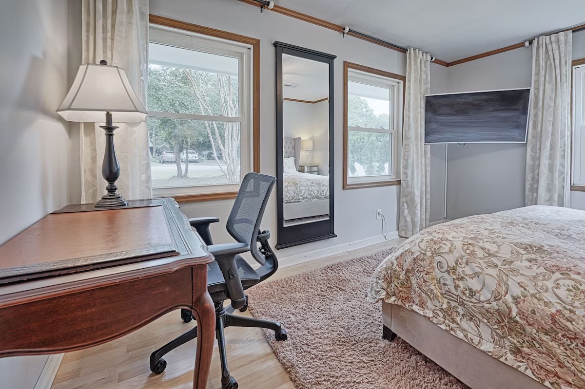 25 21st Avenue | Seas the Day | King Room | IOP Escapes