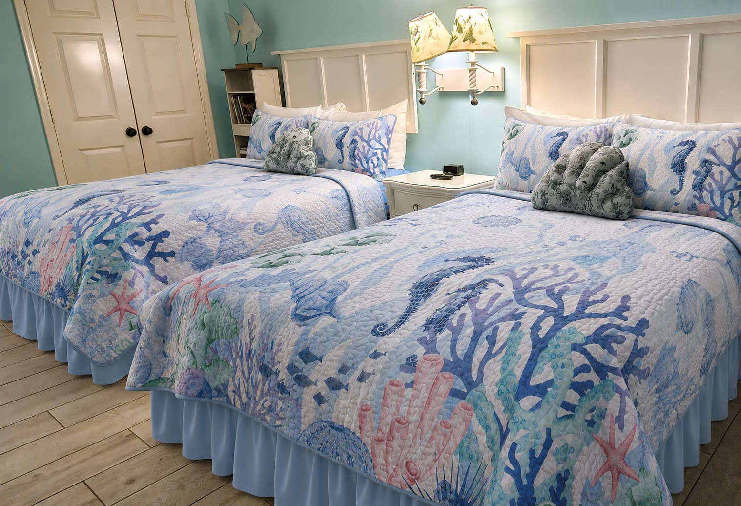 Two big beds dressed in coral prints, so everyone sleeps easy. ⭐