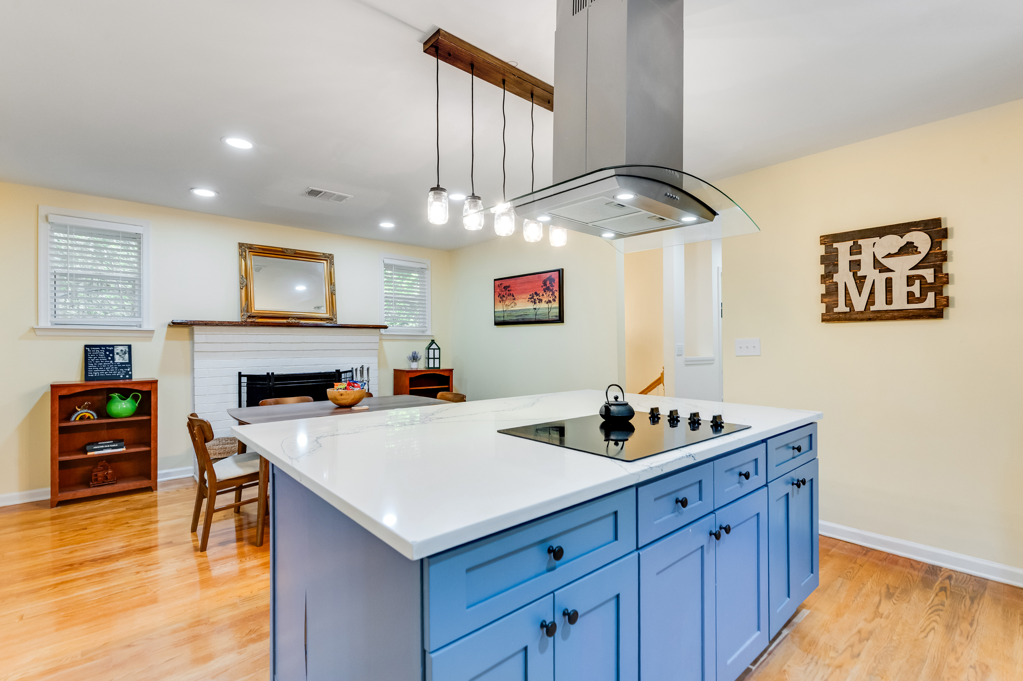 Fully Stocked Kitchen: Modern appliances and inviting decor create the perfect setting for culinary adventures!