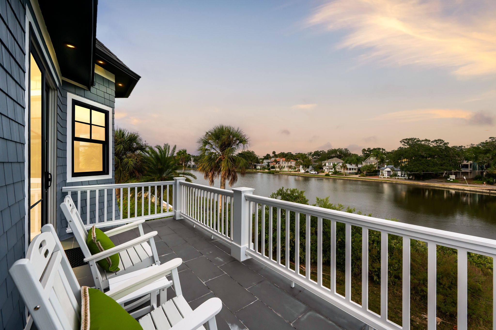 The sun, the fish, the people, the birds, ..this makes a great viewing area!