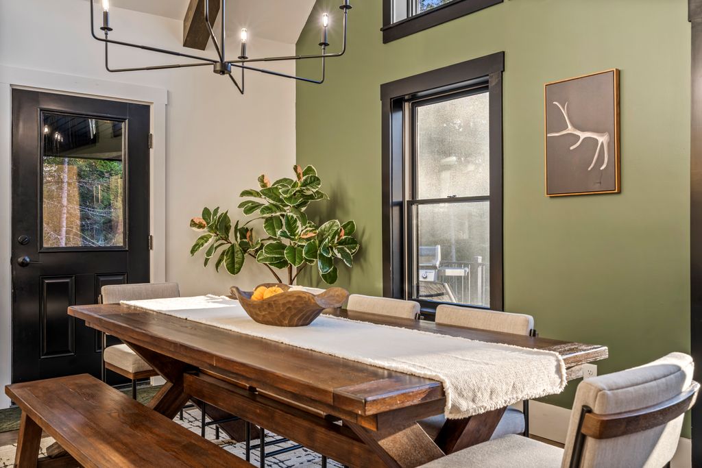 Gather ‘round. ✨ Whether it’s a slow breakfast before the slopes or a candlelit dinner after a day of adventure, this table was made for stories, laughter, and good company.