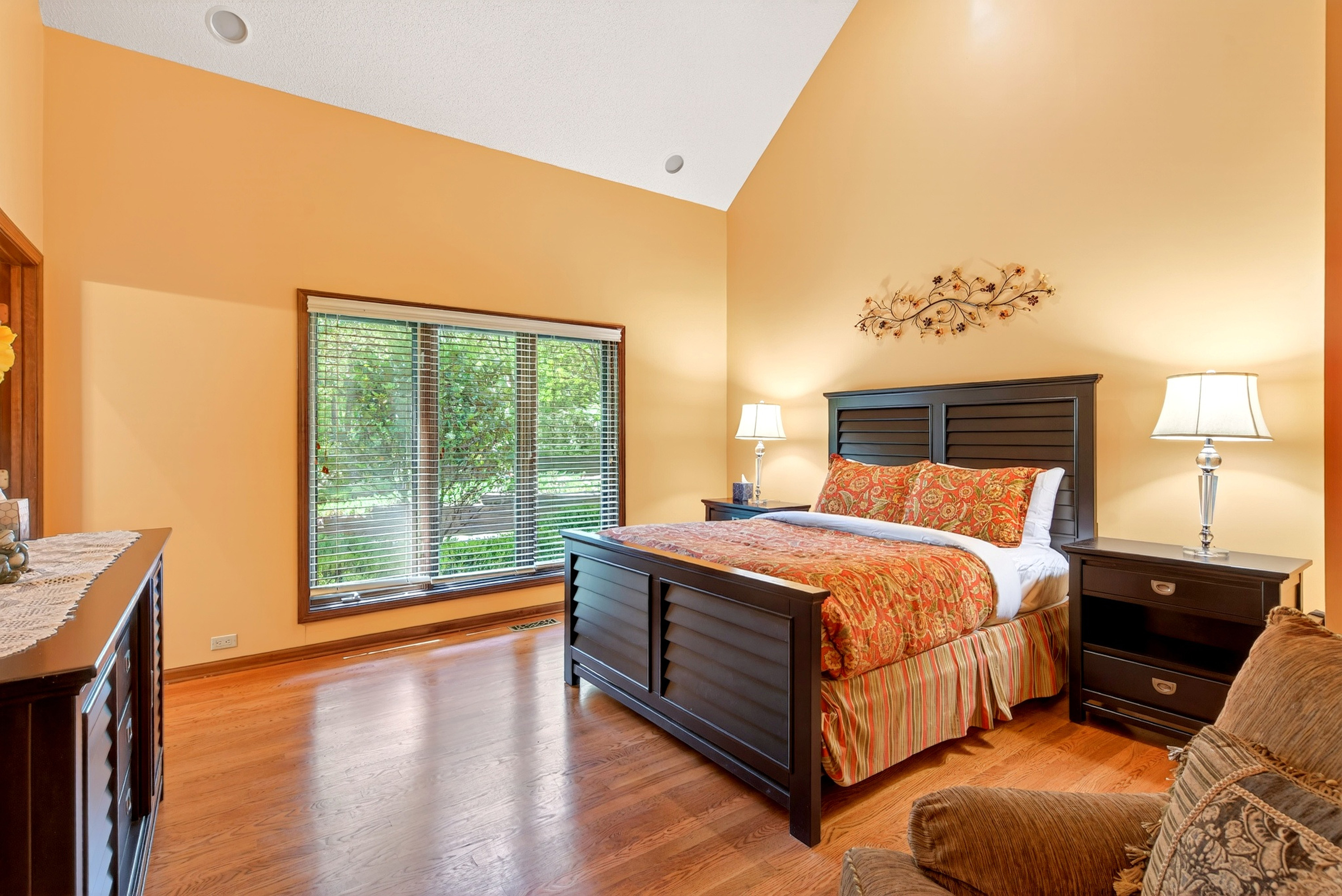 Main level additional room 1 with queen size bed
