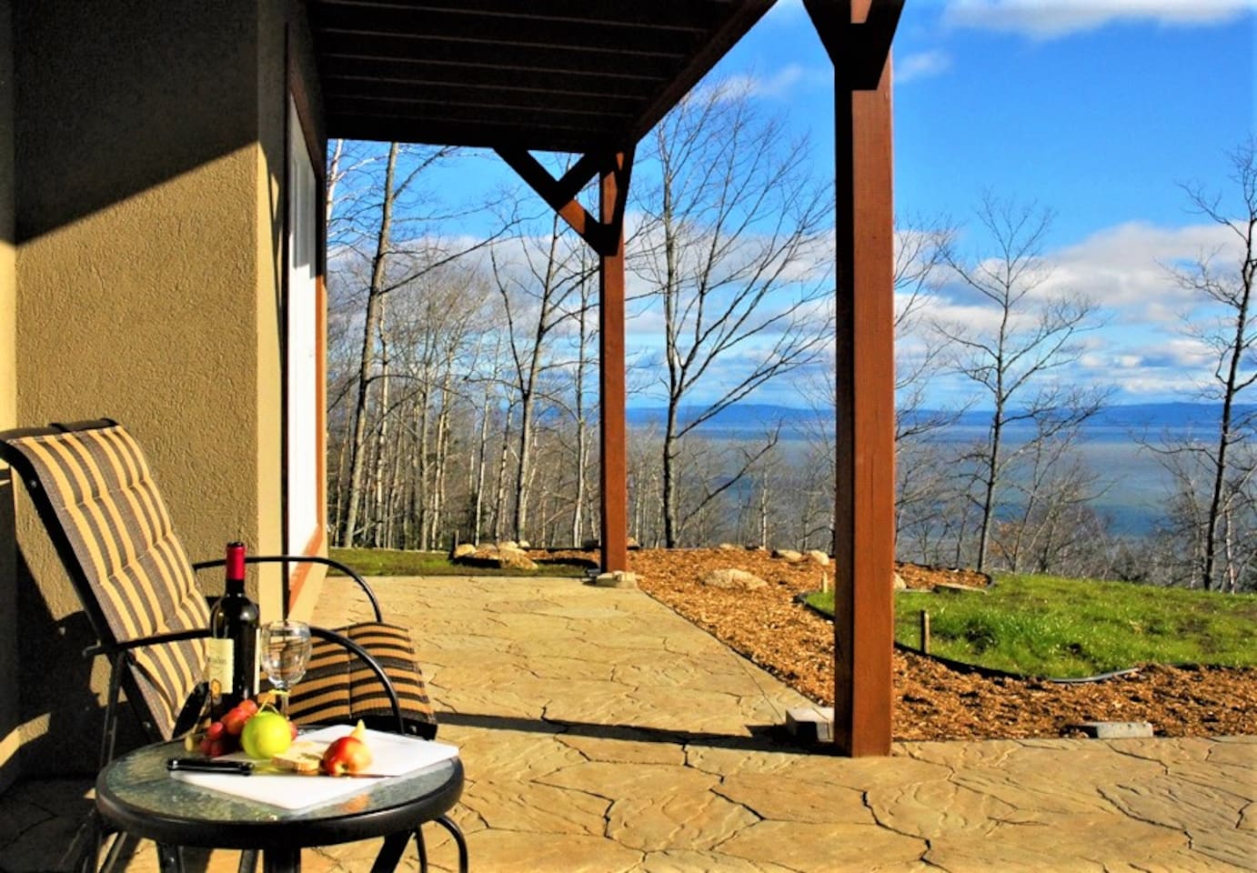 Terrasse du rez-de-jardin avec vue sur le fleuve.