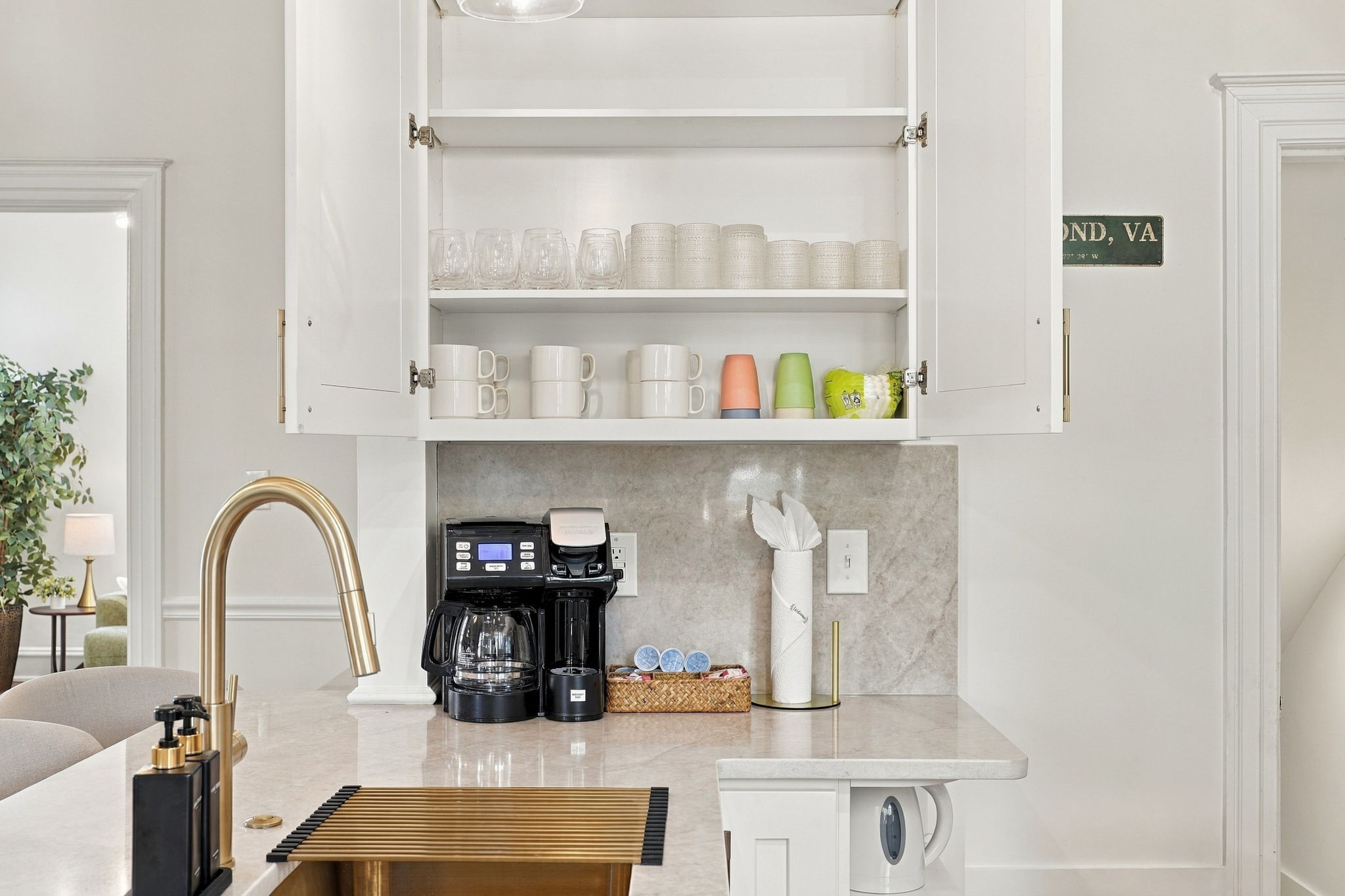 Gourmet Kitchen: Whip up meals with stylish appliances and delightful views of Richmond!