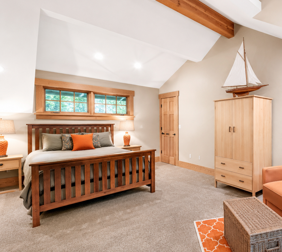 Bedroom 4
Queen bed with a Queen bed and pull-out sleeper sofa.