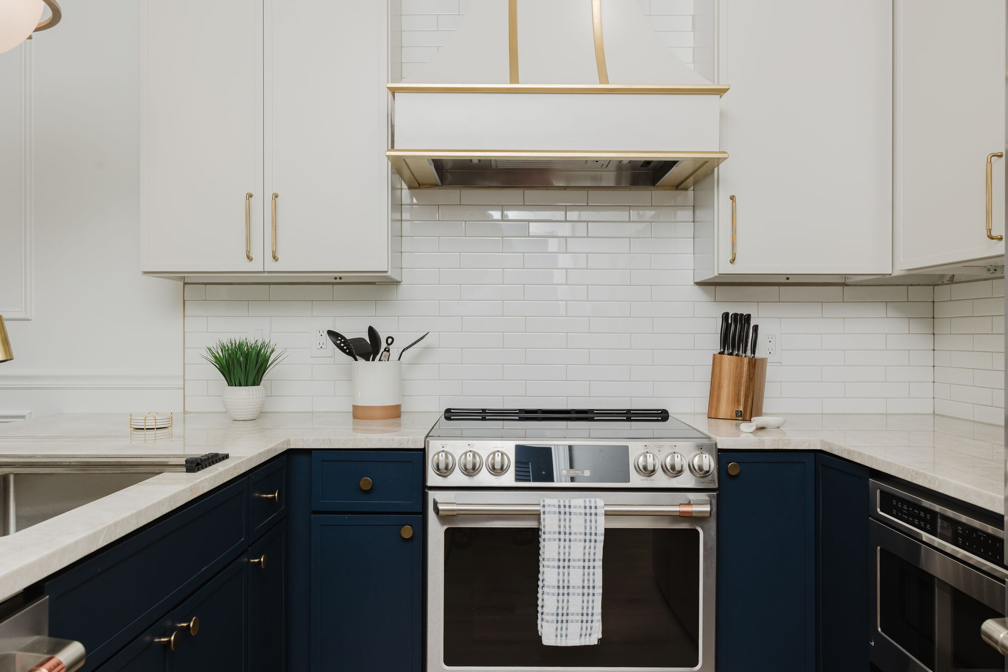This kitchen is ready for all of your cooking needs!