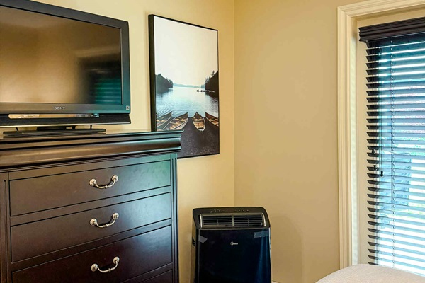 Unit B Streaming TV. Queen bed and AC Unit! 