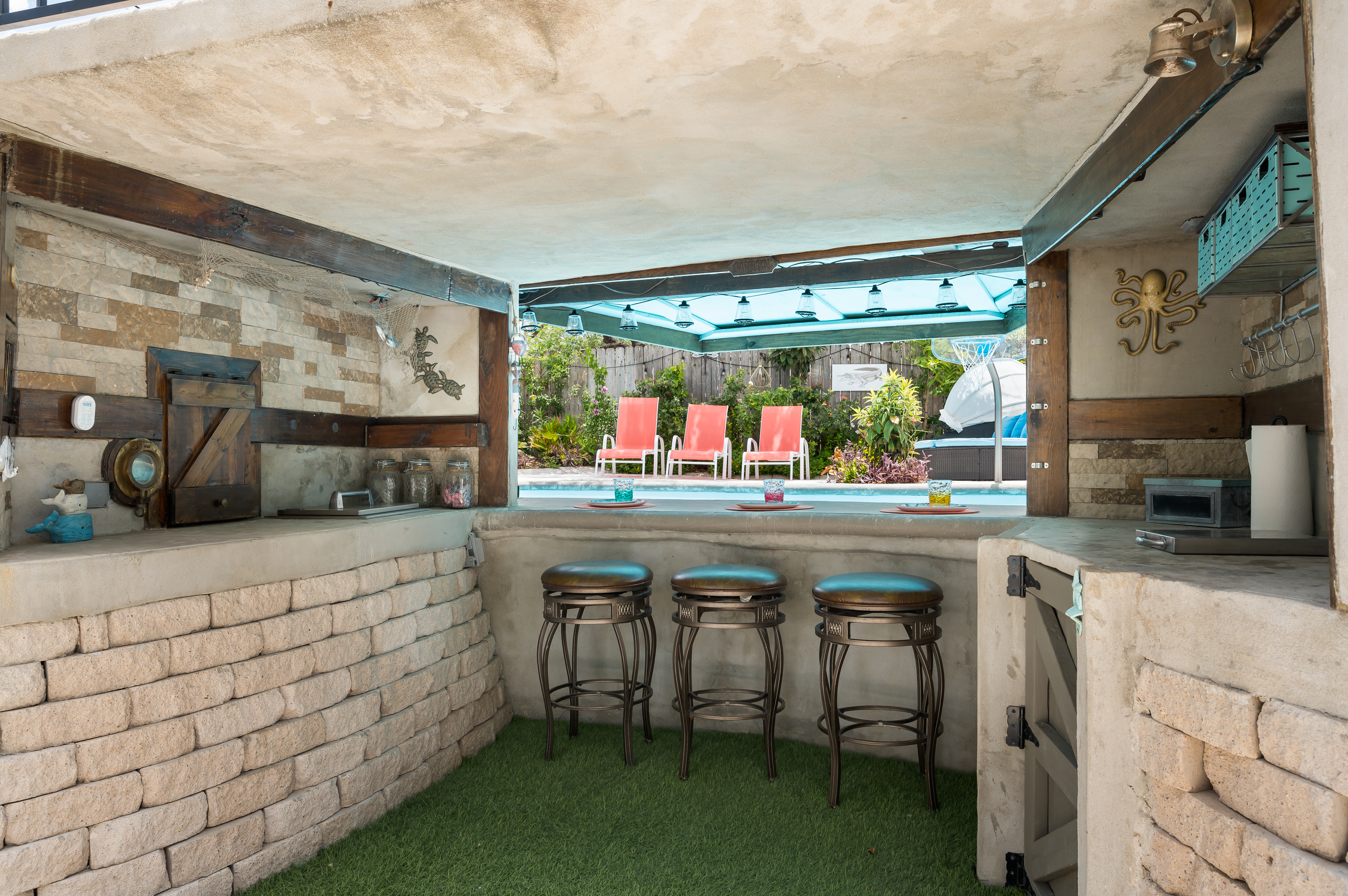Serve up some amazing drinks at this poolside bar, perfect for entertaining friends and family. Loads of laughs and splash time.