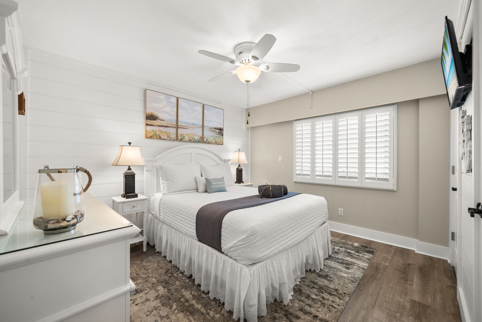 Bedroom with Queen Bed