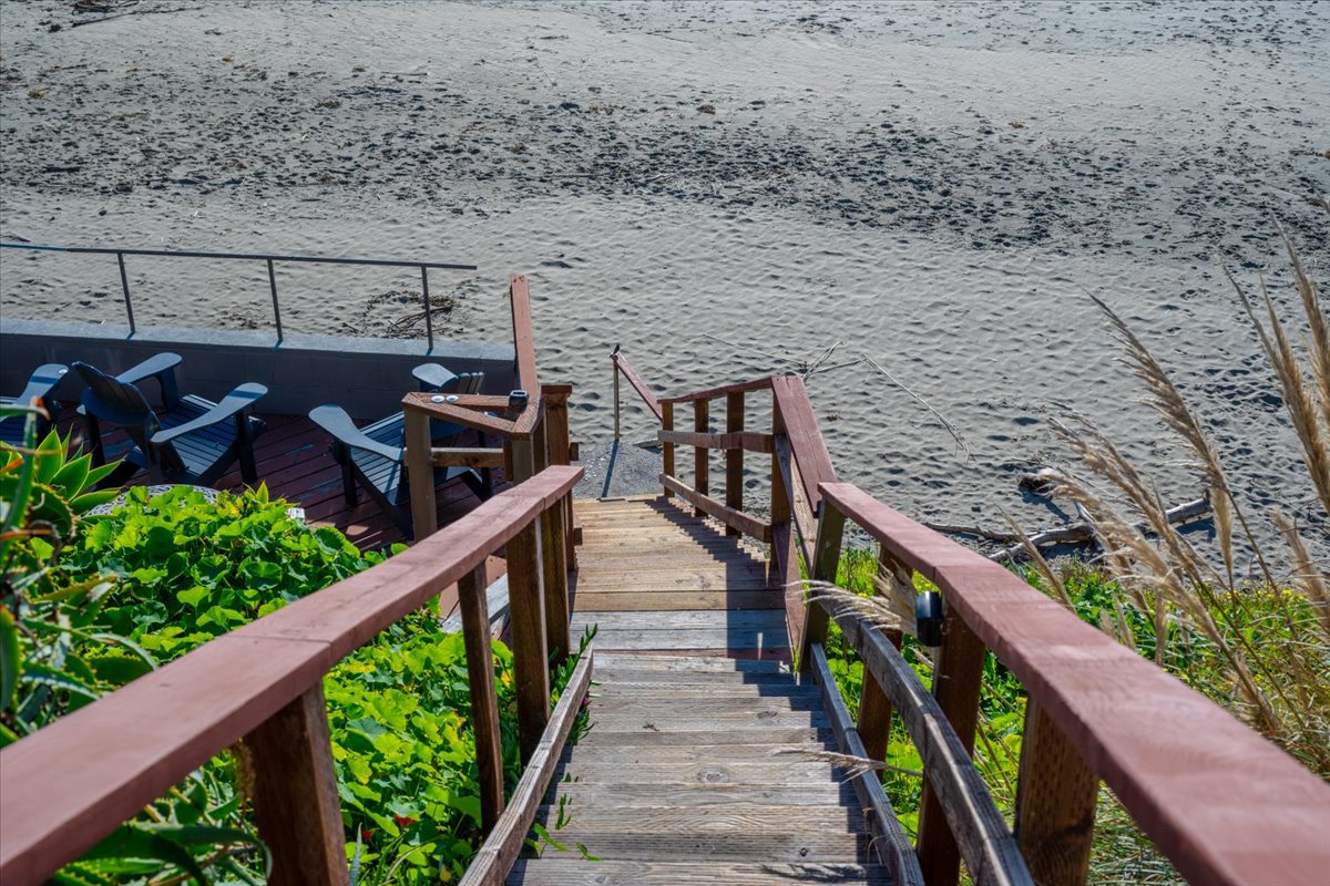 Stairs to second viewing deck and beach