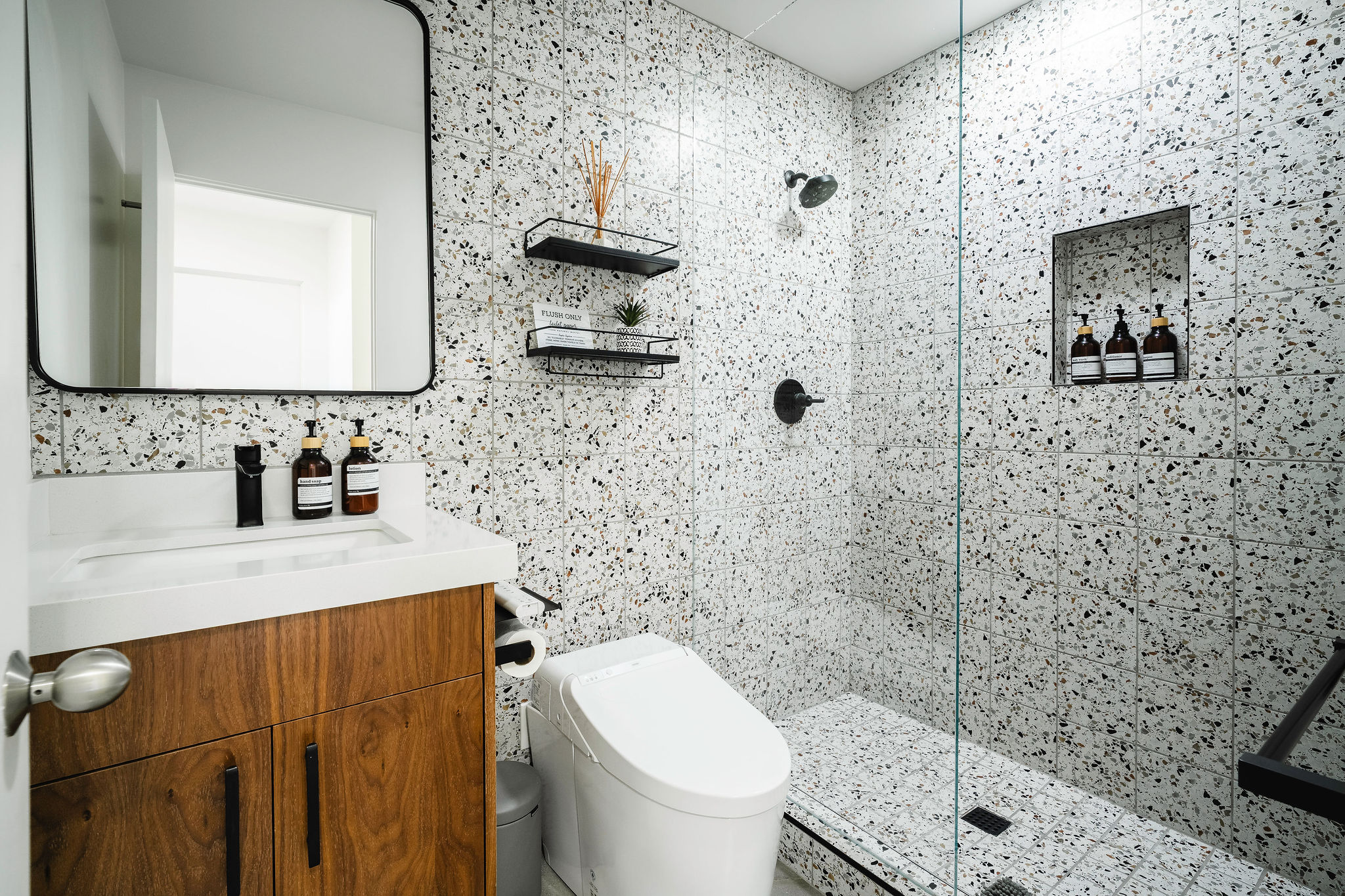 Shared bath with a bidet