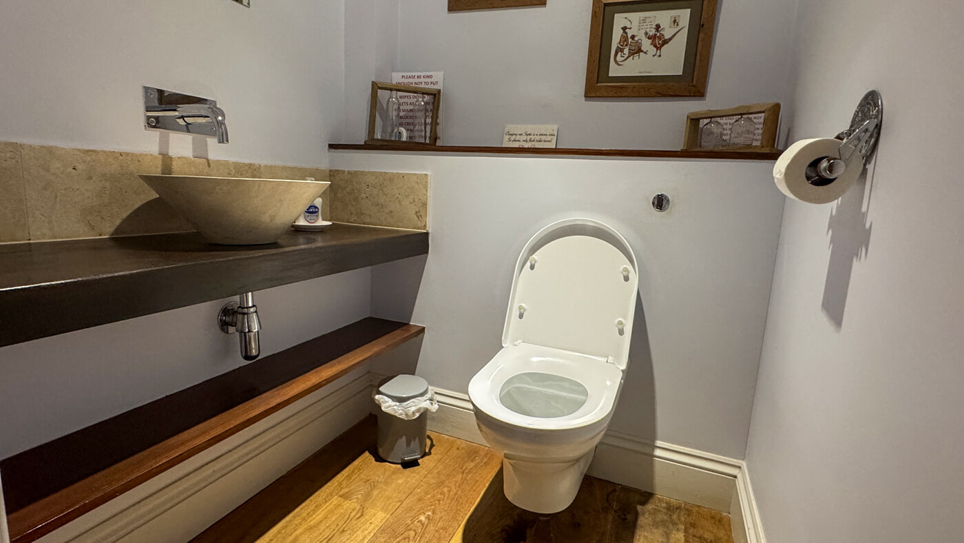 Boot room WC