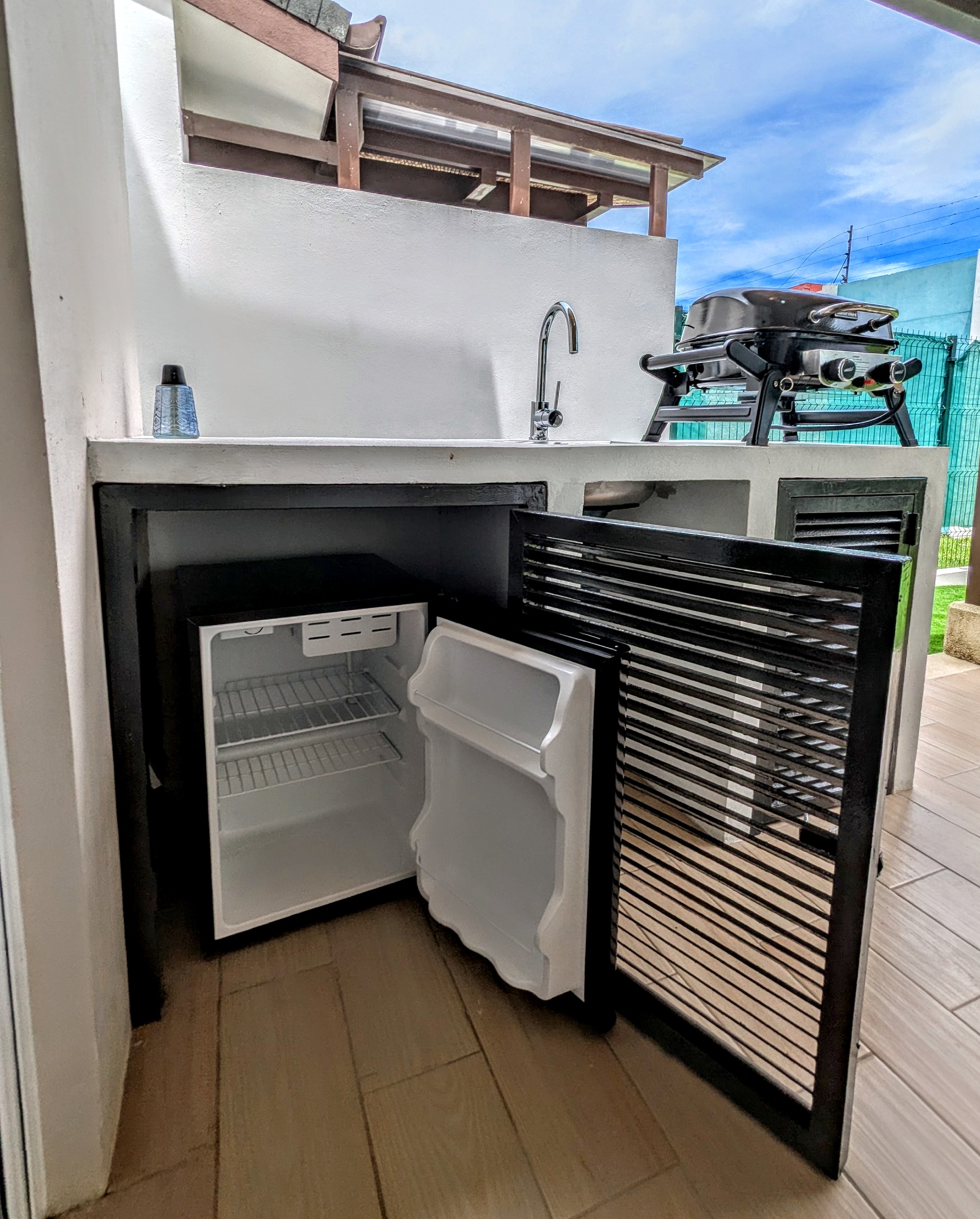 Outdoor patio refrigerator