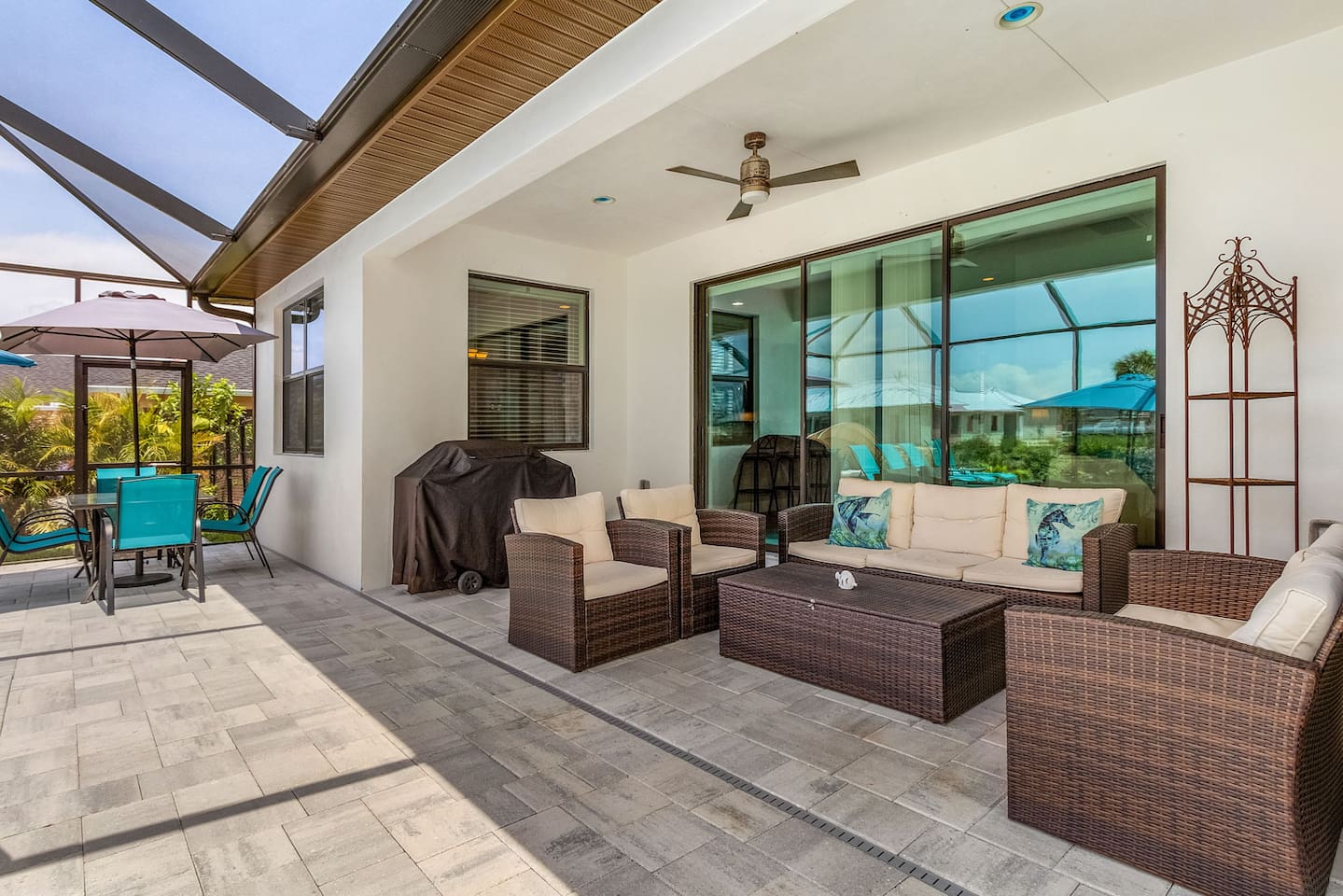 Comfortable Lanai for lounging and dining!