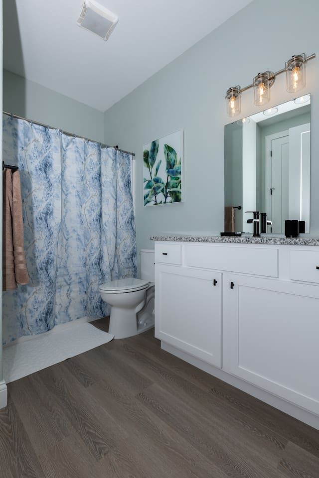 Bathroom 2 en suite with shower and sink