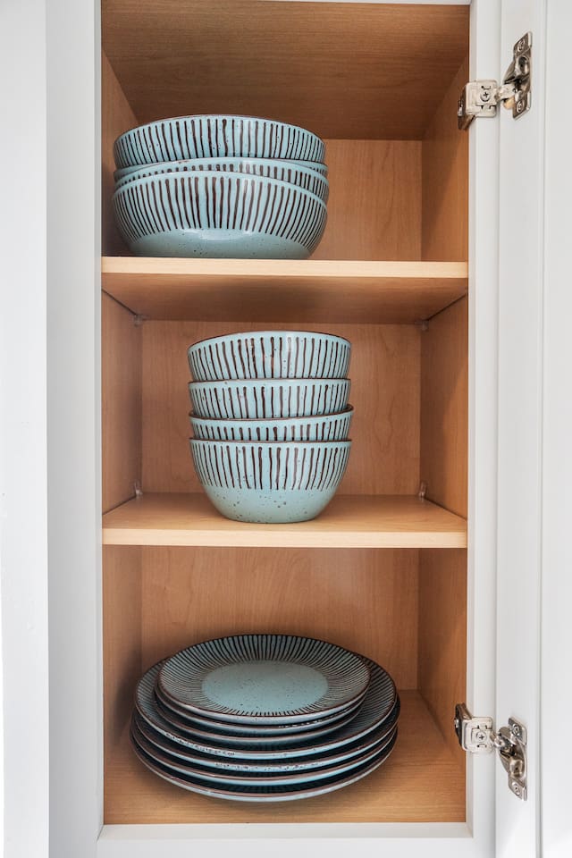 From cooking to plating, this kitchen comes with all necessary utensils.
