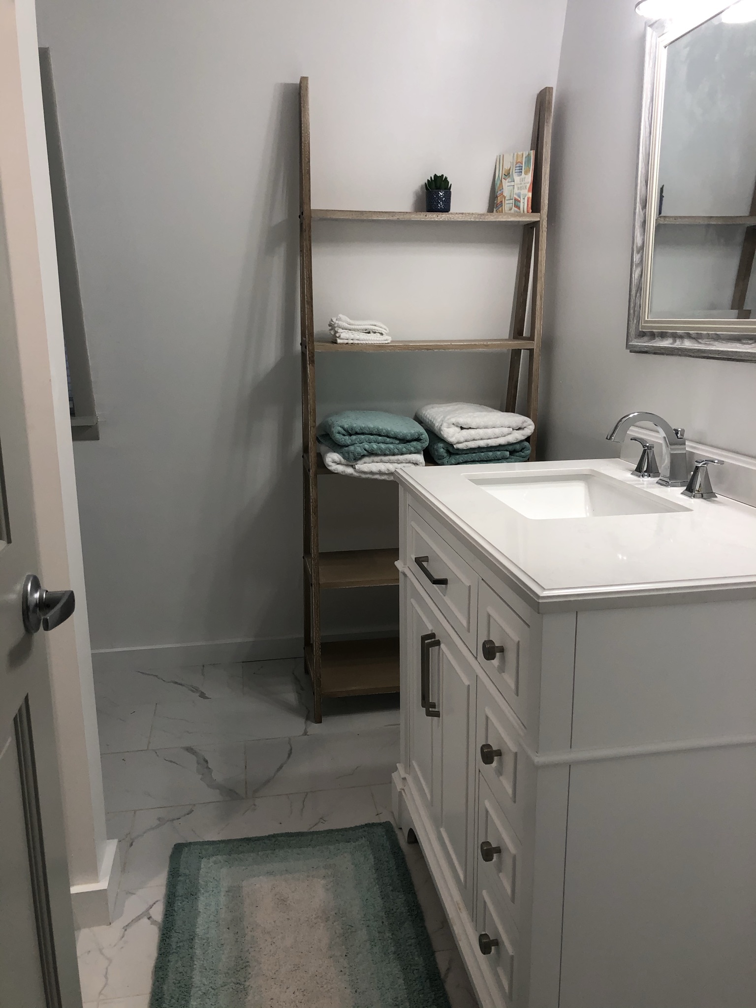 Pool House bathroom