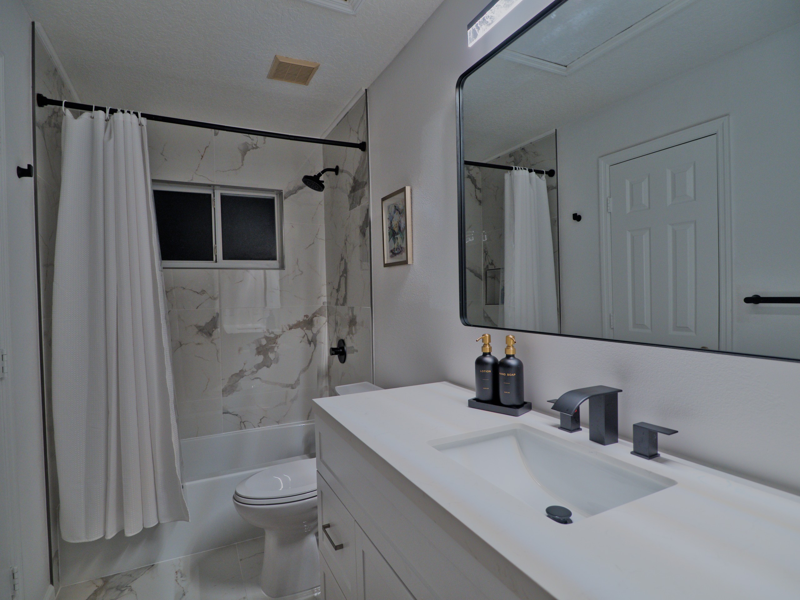 2nd floor bathroom with shower/tub.
