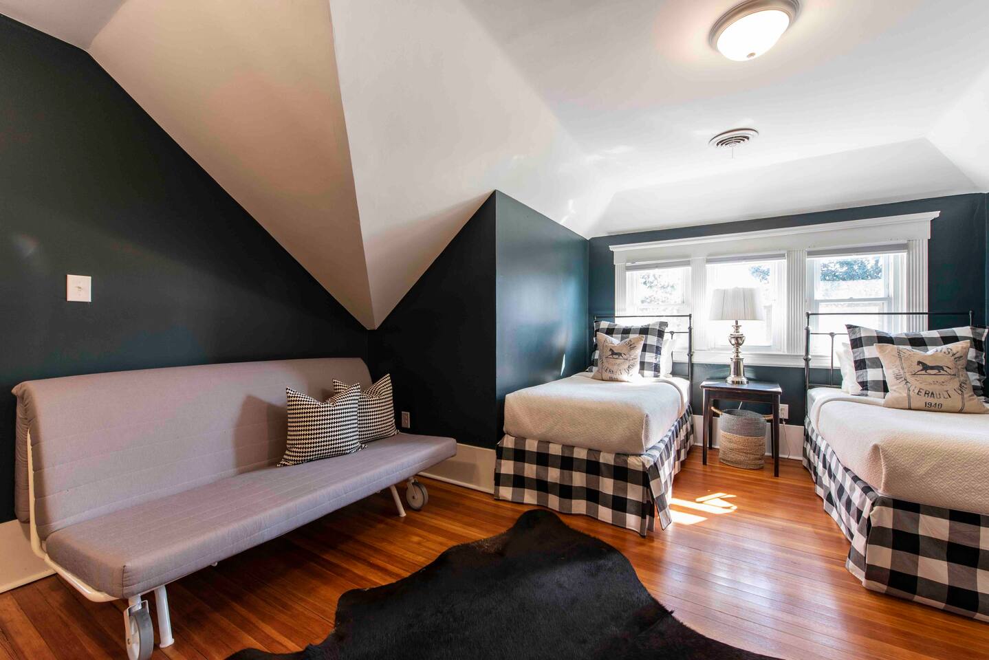 4th Bedroom ~ 3rd Floor ~ 2 Single Beds ~ Queen Size Pullout