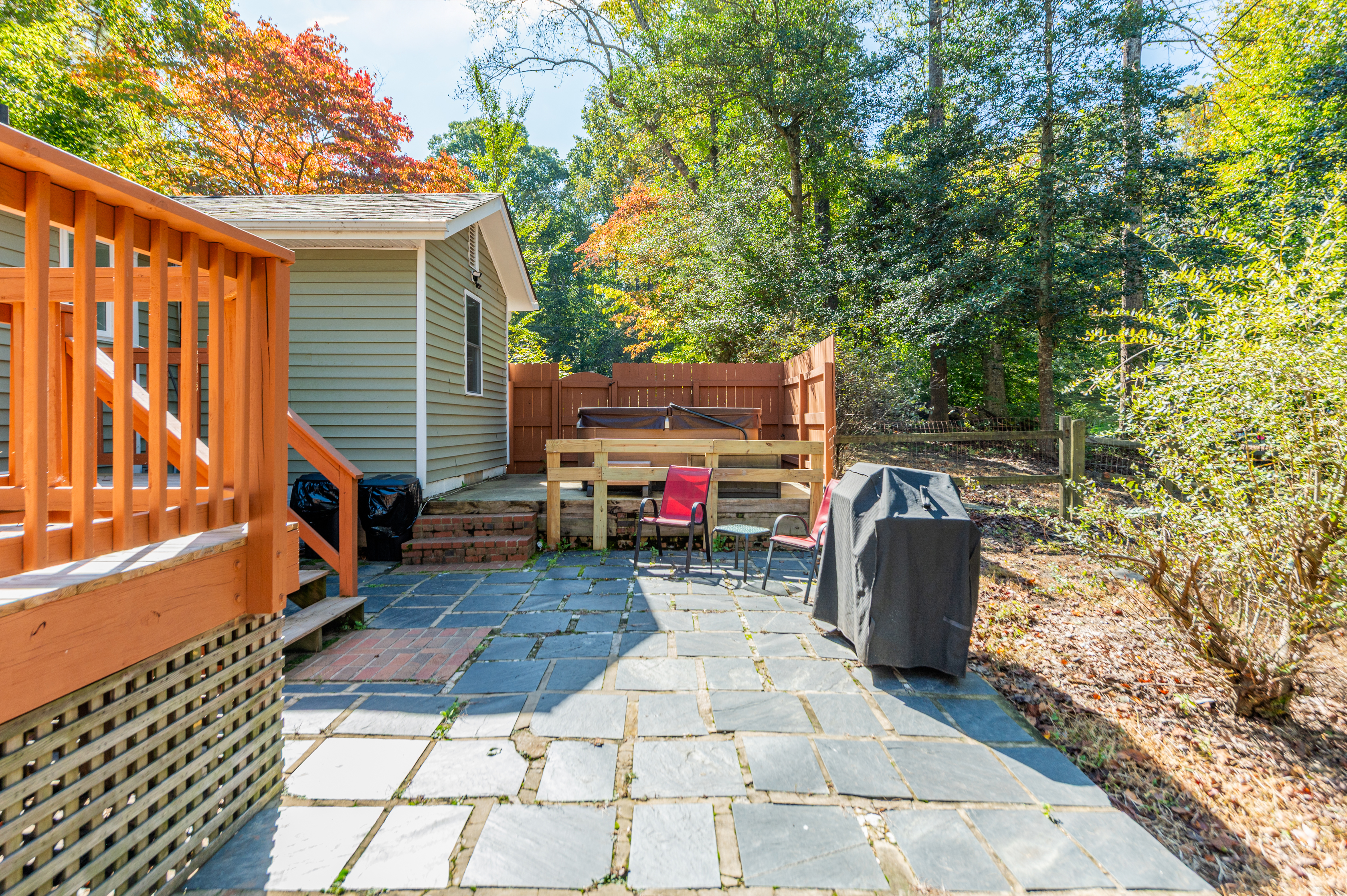 Outdoor: Enjoy al fresco meals and starry nights under beautiful trees in your private yard!