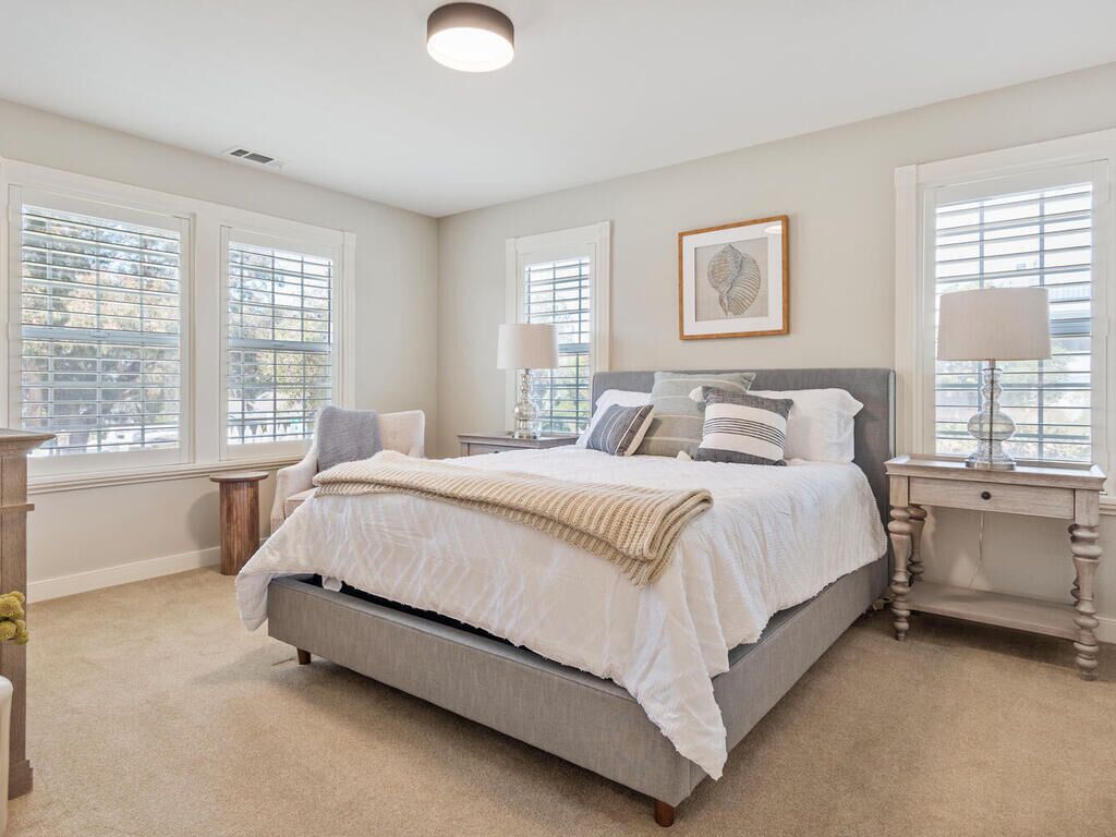 Downstairs bedroom - queen